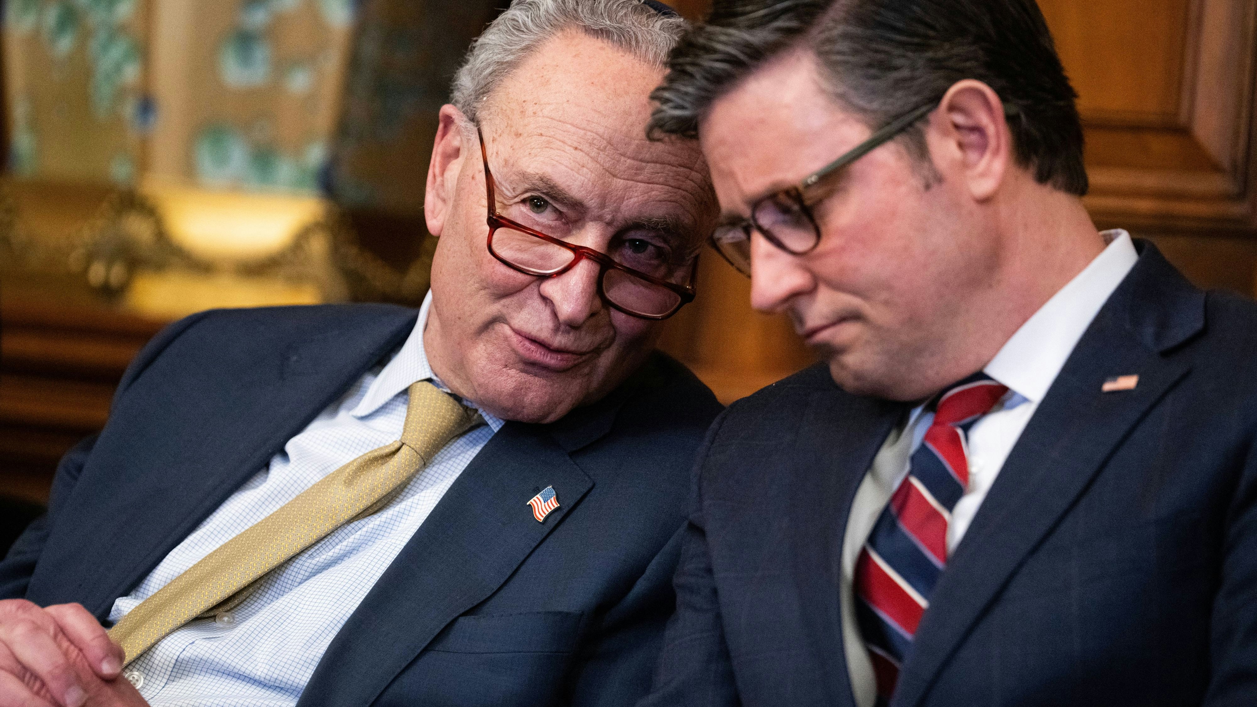 Shutdown abgewendet: Charles Schumer und Mike Johnson bzw. deren Parteien konnten sich im Budgetstreit offenbar einigen.
