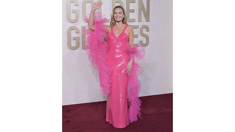 Margot Robbie ließ ihre Barbie-Rolle noch einmal aufleben und erschien von Kopf bis Fuß in Rosa von Armani.