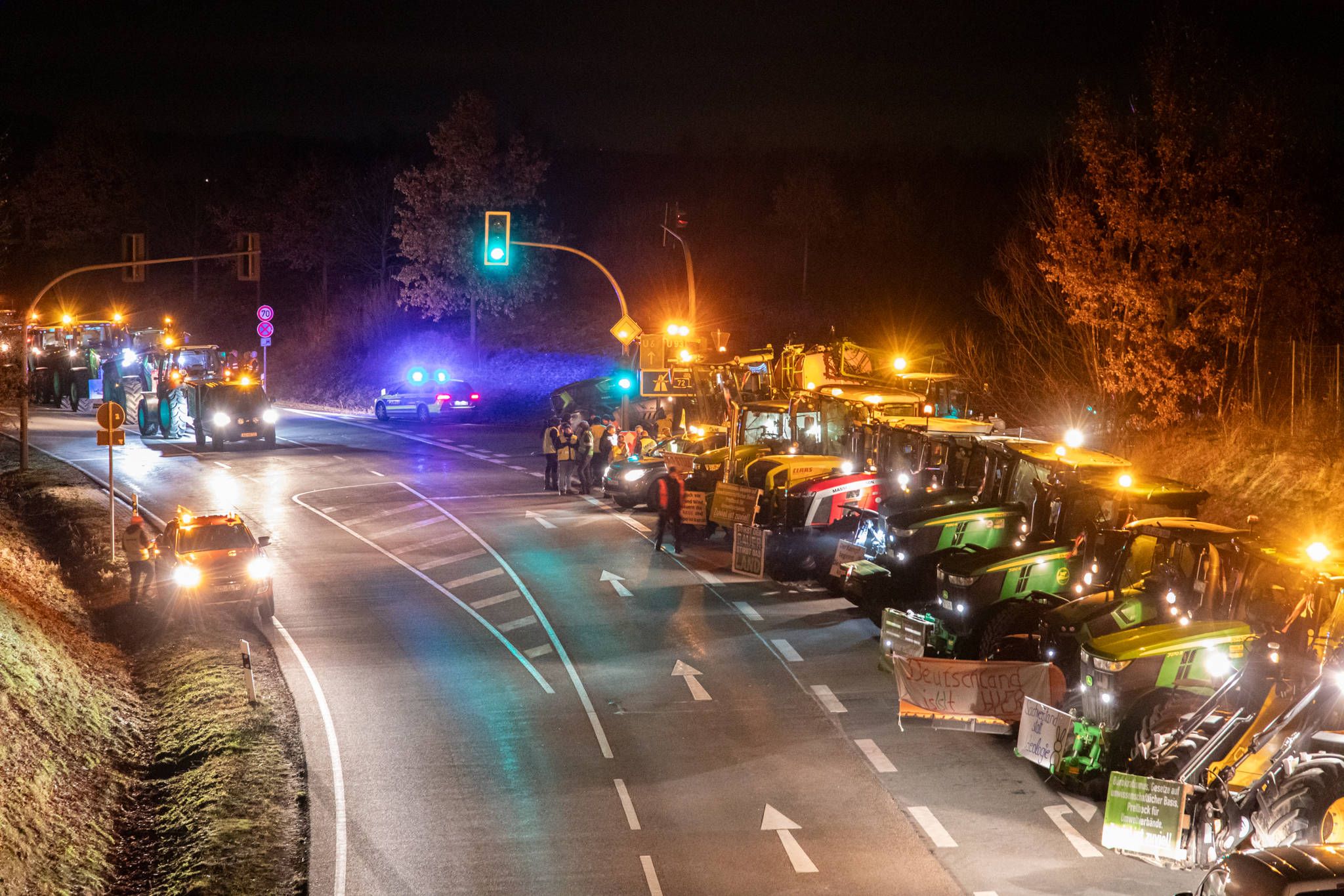 Viele Pendler müssen sich am Montag wegen Bauernprotesten auf starke Verkehrsbehinderungen einstellen.