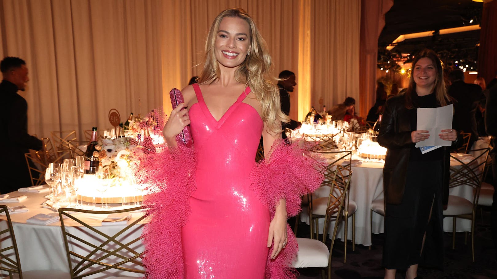 Margot Robbie blieb dem Barbie-Pink auch bei den Golden Globes treu.