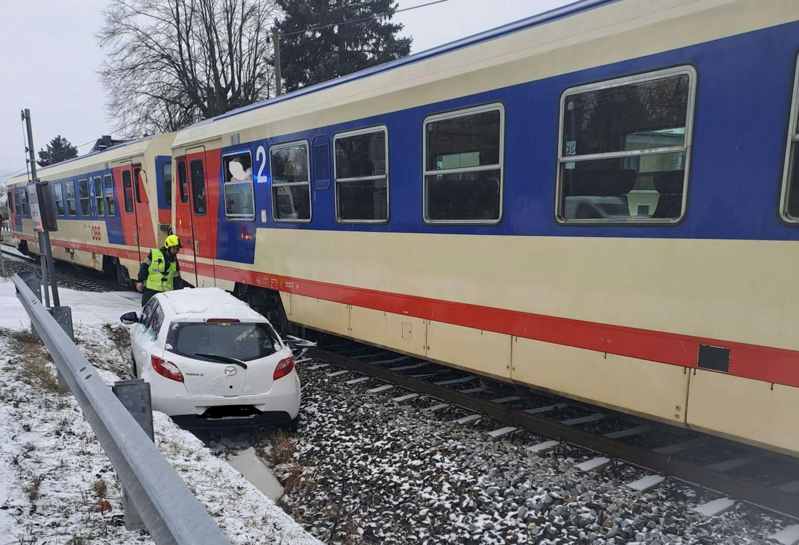 Der Wagen blieb zwischen Zug und den Gleisen stecken.