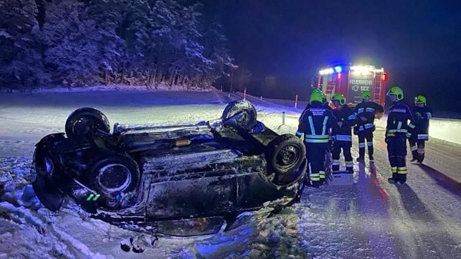Crash bei Schneefall! Verletzte (25) fing noch Hund ein