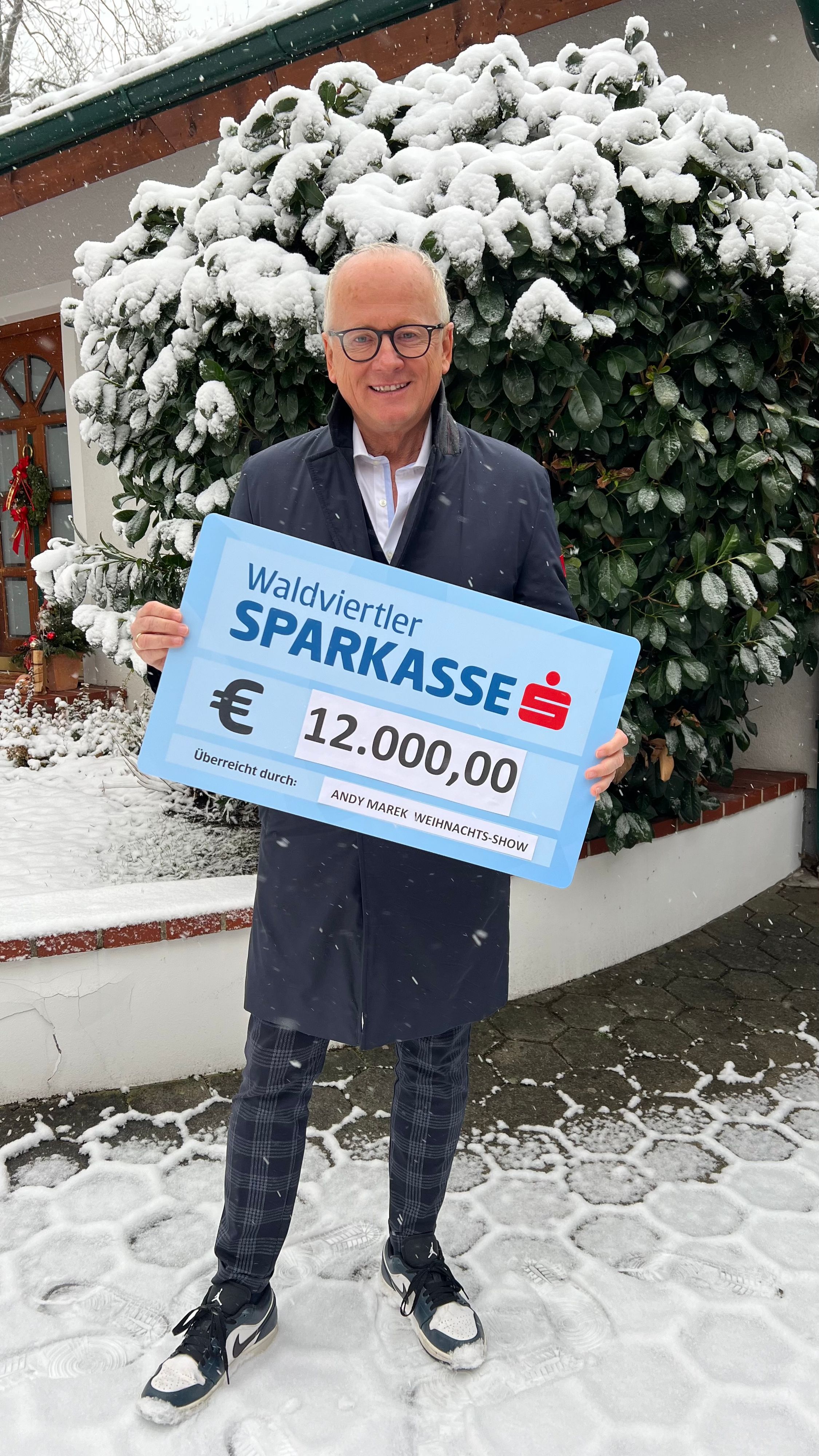 Andy Marek mit Scheck