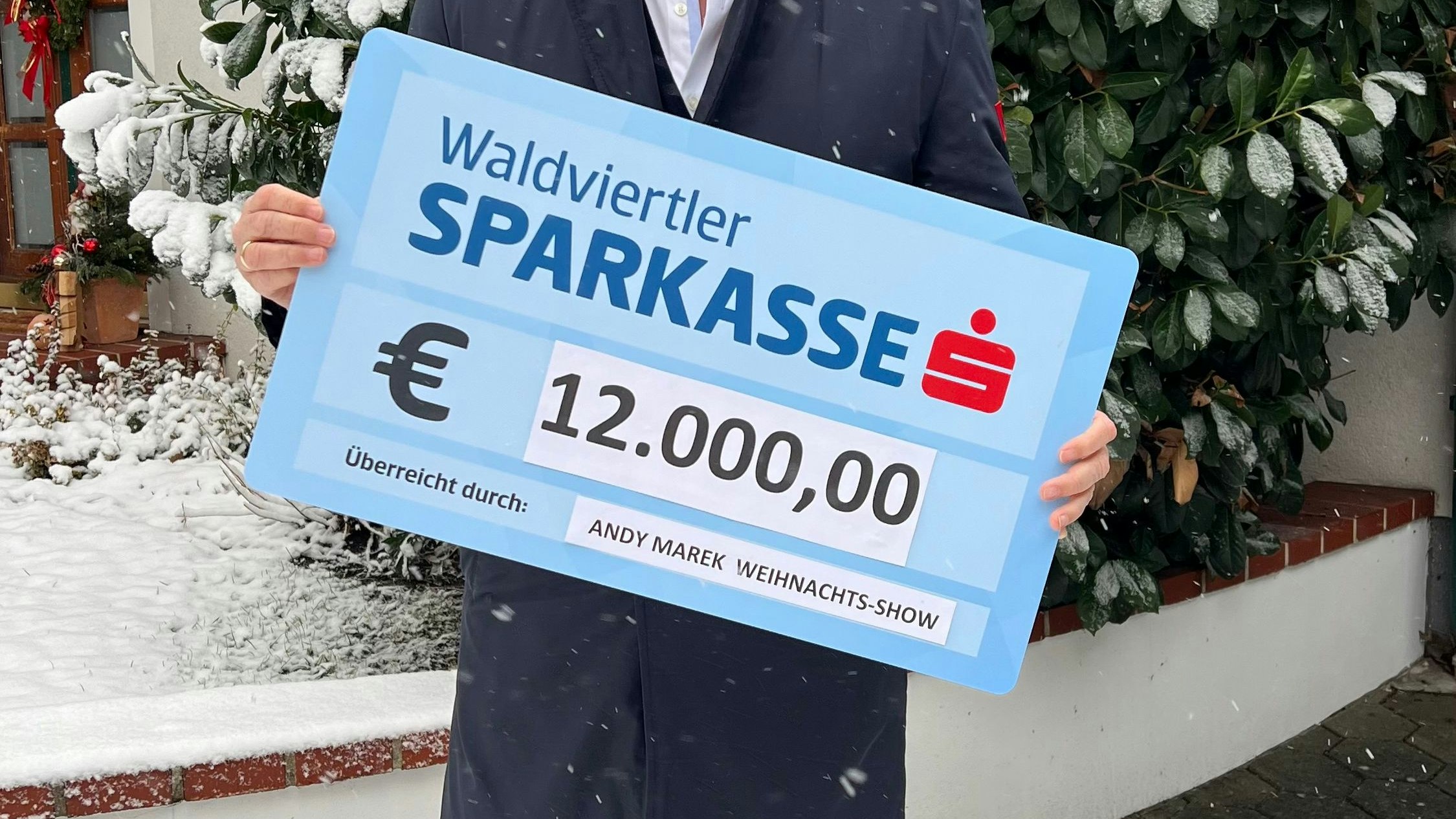 Andy Marek mit Scheck