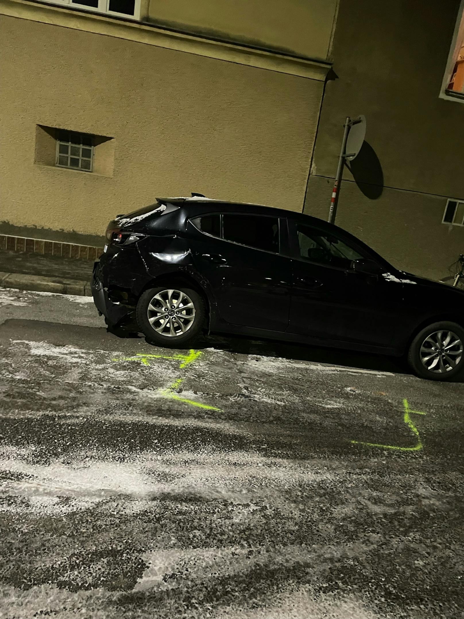 Ein 17-Jähriger raste mit dem weißen PKW gegen ein parkendes Fahrzeug (schwarz)