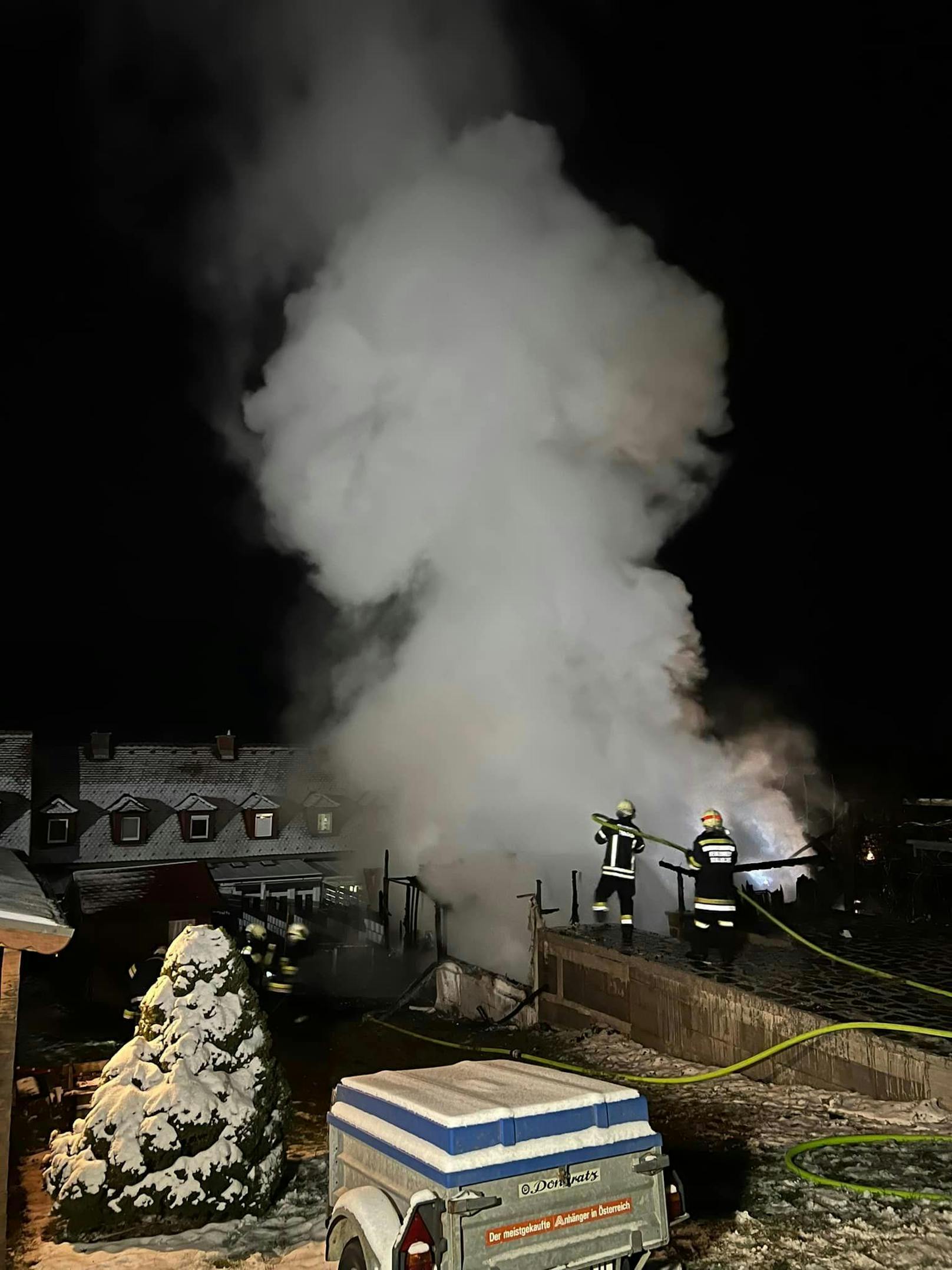 Trotz der intensiven Flammen und Rauchentwicklung gelang es den 41 Florianis innerhalb von zwei Stunden "Brandaus" zu melden.