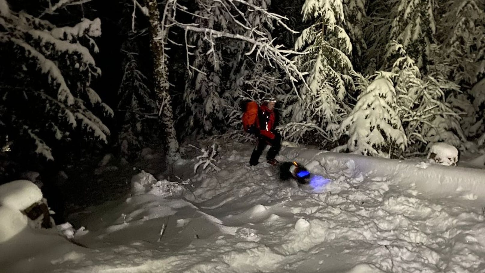 Skifahrer über 20 Meter hohe Felswand abgestürzt - tot
