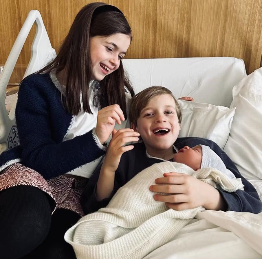 Der kleine Prinz Balthazar mit seinen Geschwistern, seinem Bruder Liam (7) und seiner Schwester Amalia (9).