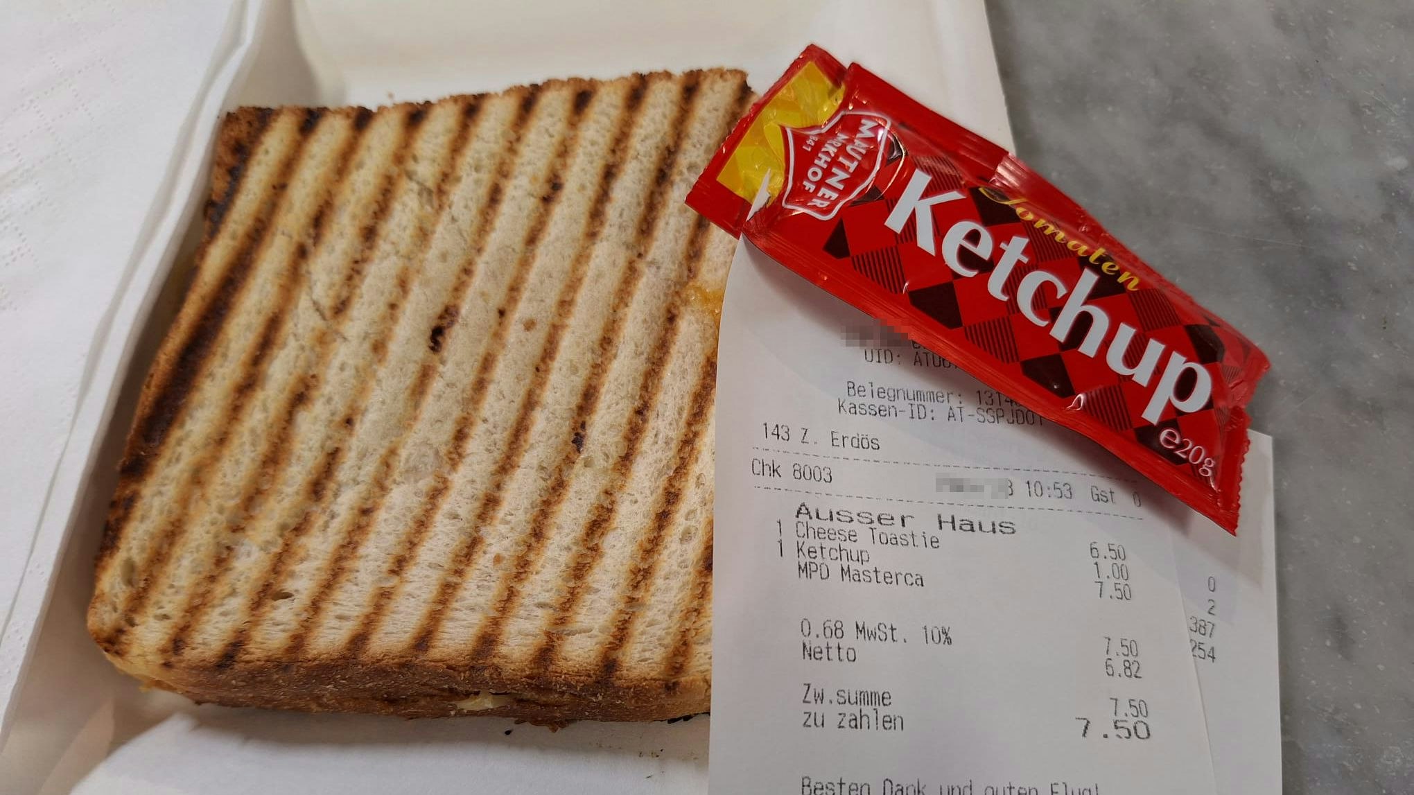Ein Lokal am Flughafen Wien verlangt für einen Käsetoast mit Ketchup 7,50 Euro.