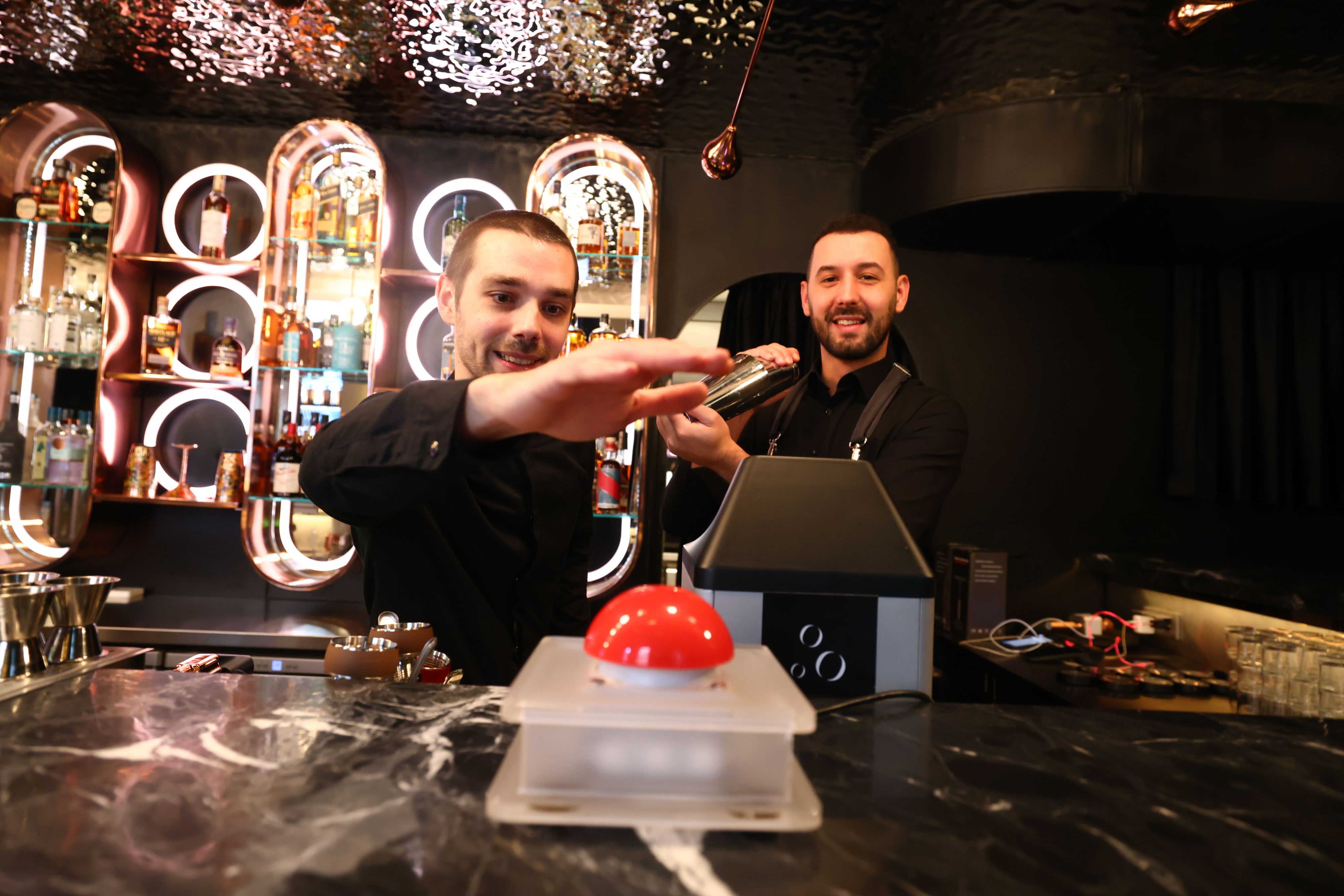 Der rote Knopf: Wer drauf drückt, bekommt was auf die Ohren: 