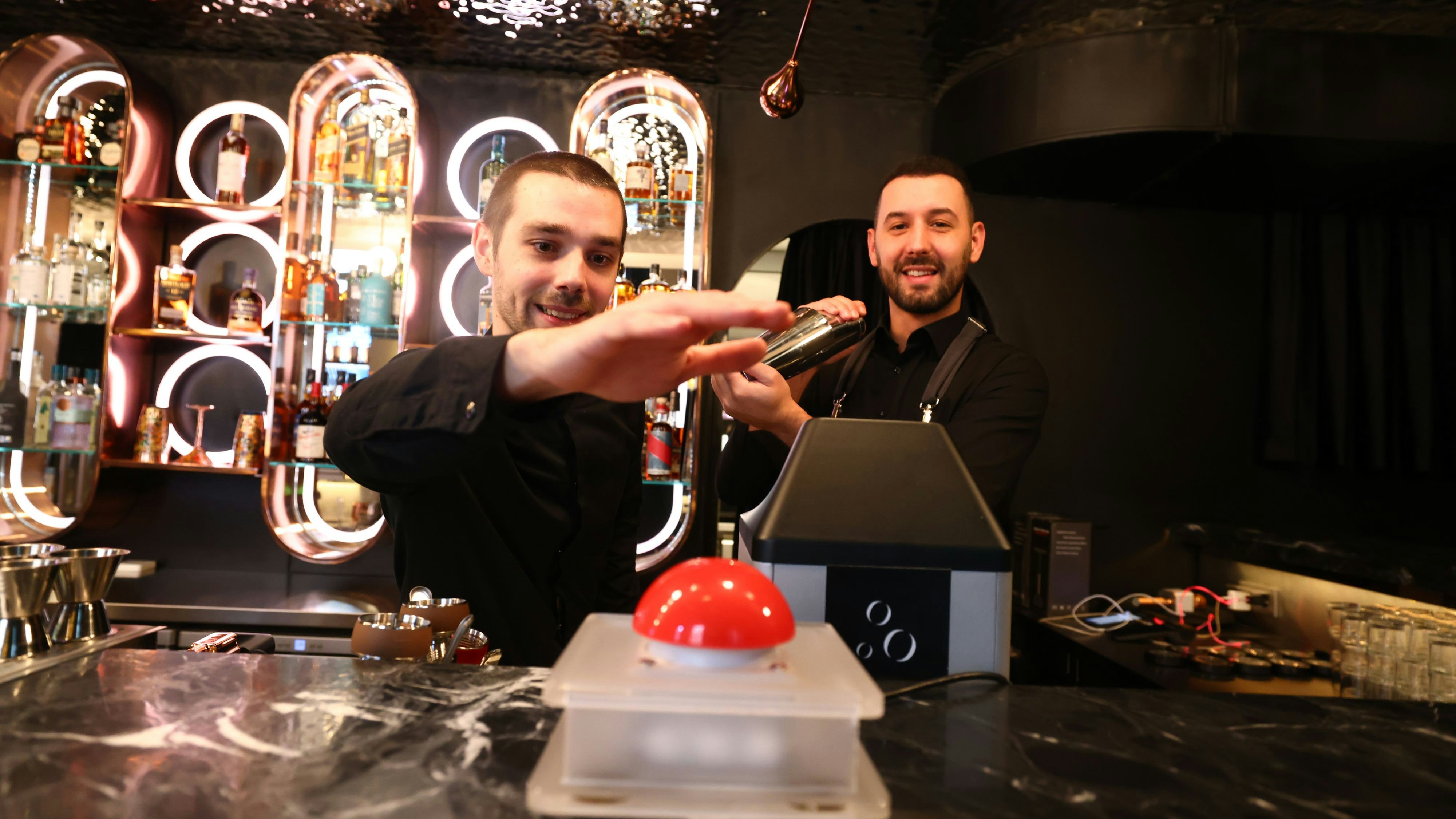 Der rote Knopf: Wr drauf drückt, bekommt was auf die Ohren: Shots, Shots ruft es dann aus den Lautsprechern und eine Lokalrunde wird fällig