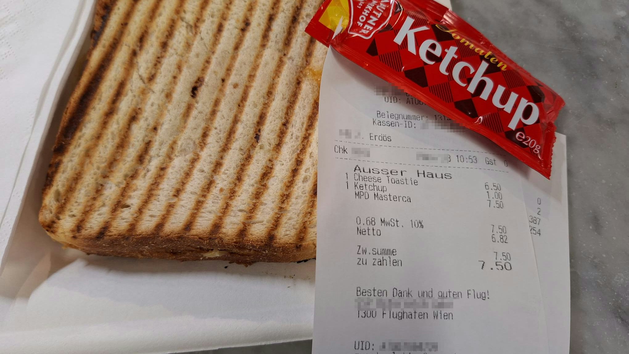 Ein Lokal am Flughafen Wien verlangt für einen Käsetoast mit Ketchup 7,50 Euro.