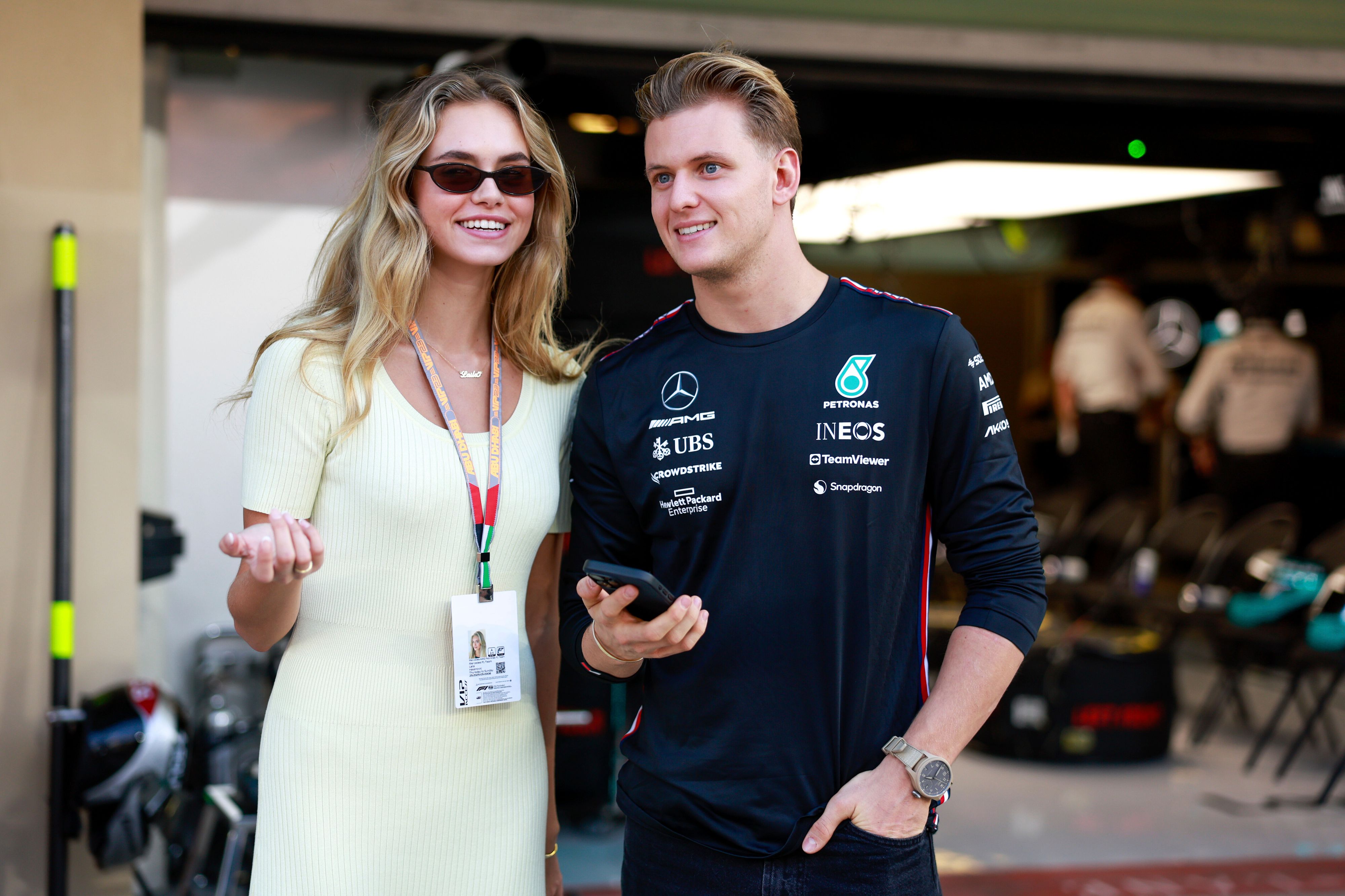 <strong>Mick Schumacher</strong> und seine Freundin <strong>Laila Hasanovic</strong> beim F1 Grand Prix von Abu Dhabi im November 2023.