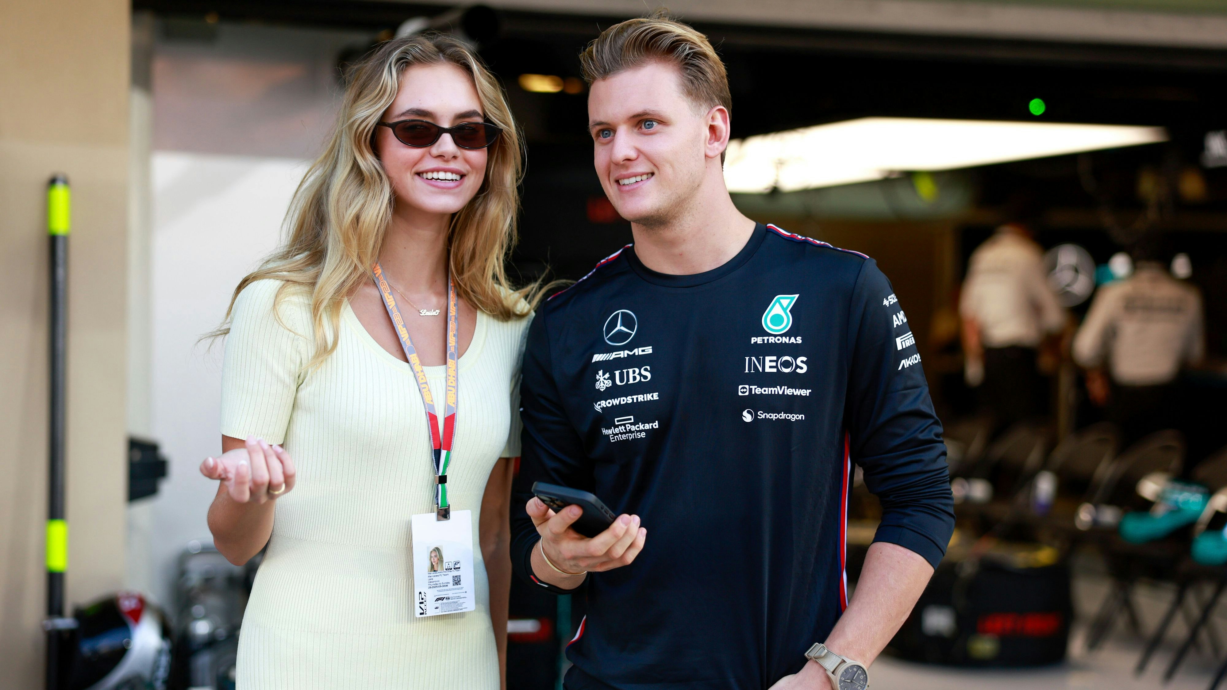 Download von www.picturedesk.com am 09.01.2024 (16:49).  Mick Schumacher (DEU, Mercedes-AMG Petronas F1 Team) and his girlfriend Laila Hasanovic, F1 Grand Prix of Abu Dhabi at Yas Marina Circuit on November 26, 2023 in Abu Dhabi, United Arab Emirates. (Photo by HOCH ZWEI) - 20231126_PD10270 - Rechteinfo: Rights Managed (RM)