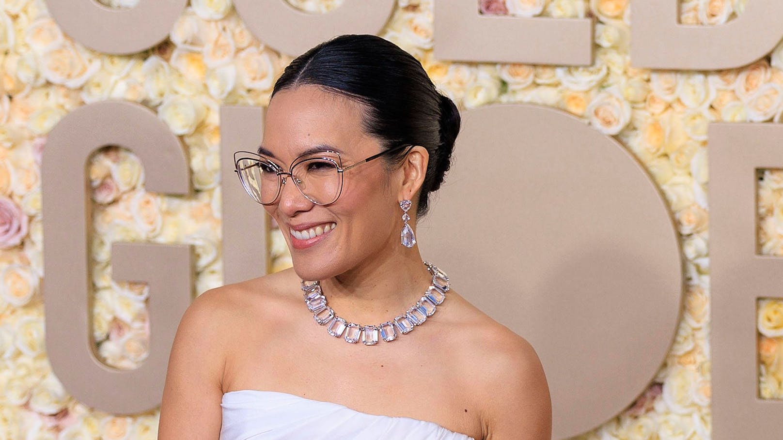 "Golden Globe"-Gewinnerin Ali Wong wählte zu Kleid von Dior Schmuck von Swarovski.