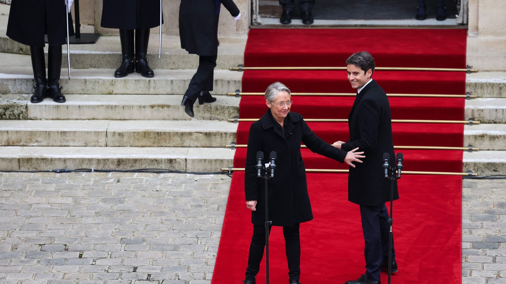 Eine geht, einer kommt: Am Montag trat Premierministerin Elisabeth Borne zurück. In einer Übergabe-Zeremonie wurde heute ihr Nachfolger angelobt.