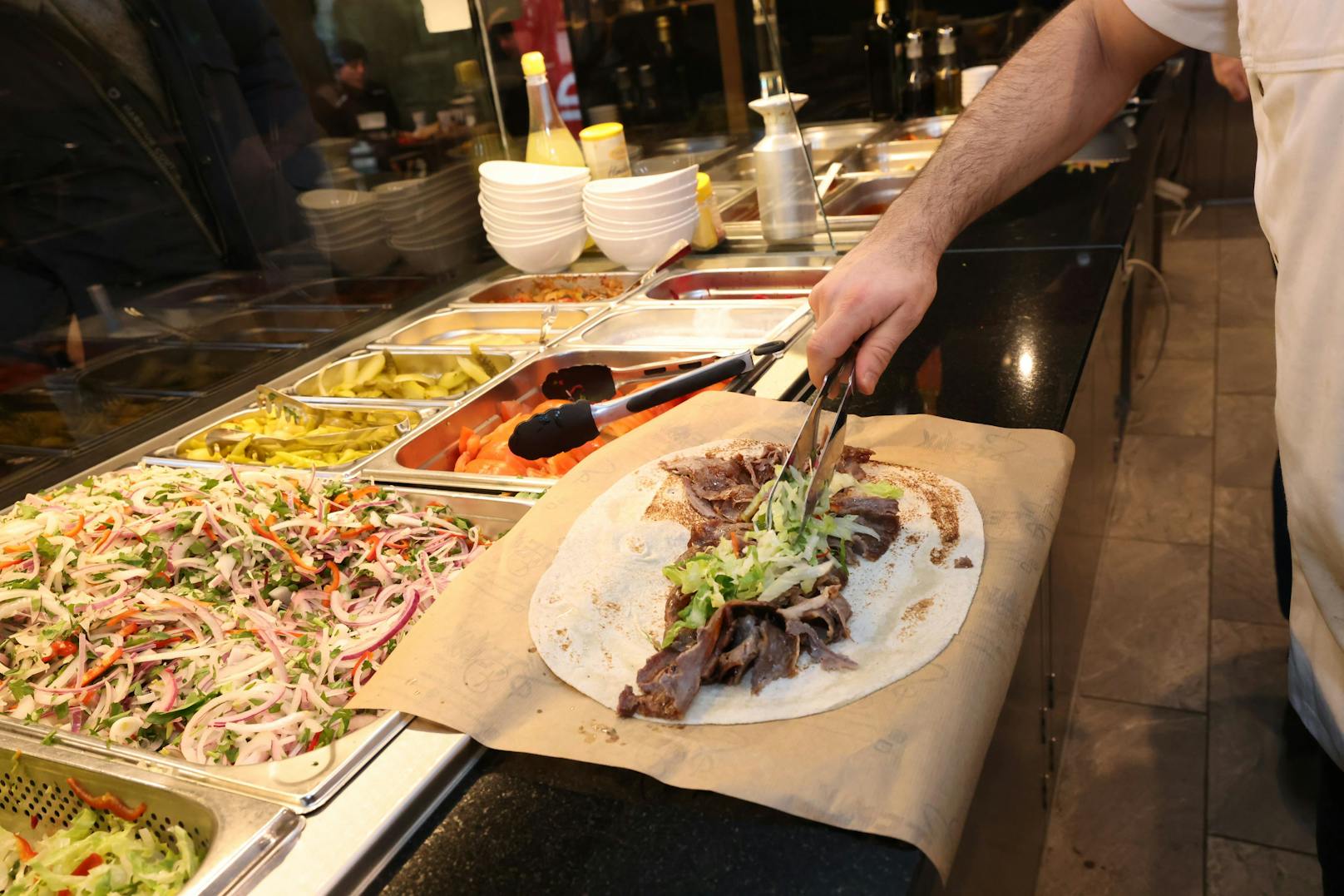 Danach kommt das Steak in ein noch warmes Lavash-Brot aus ungesäuertem Teig aus Mehl, Wasser und Salz