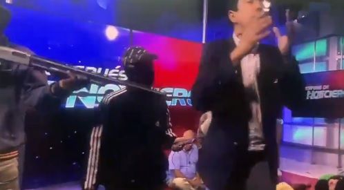 Mitten in einer Livesendung stürmten in Ecuador mit Macheten und Schusswaffen bewaffnete Männer ins Studio.