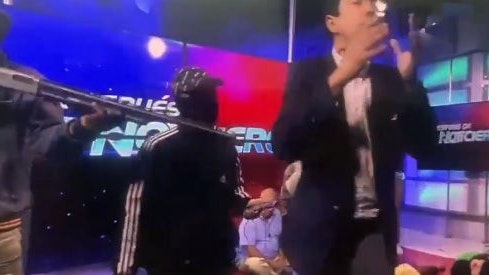 Mitten in einer Livesendung stürmten in Ecuador mit Macheten und Schusswaffen bewaffnete Männer ins Studio.