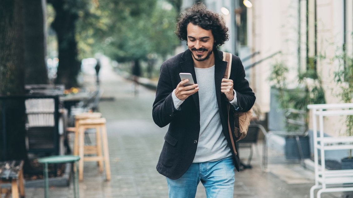 Beim Gehen ständig auf das Smartphone zu schauen und darauf herumzutippen, verändert unser Gangbild, wie eine Studie aus Wien beweist.
