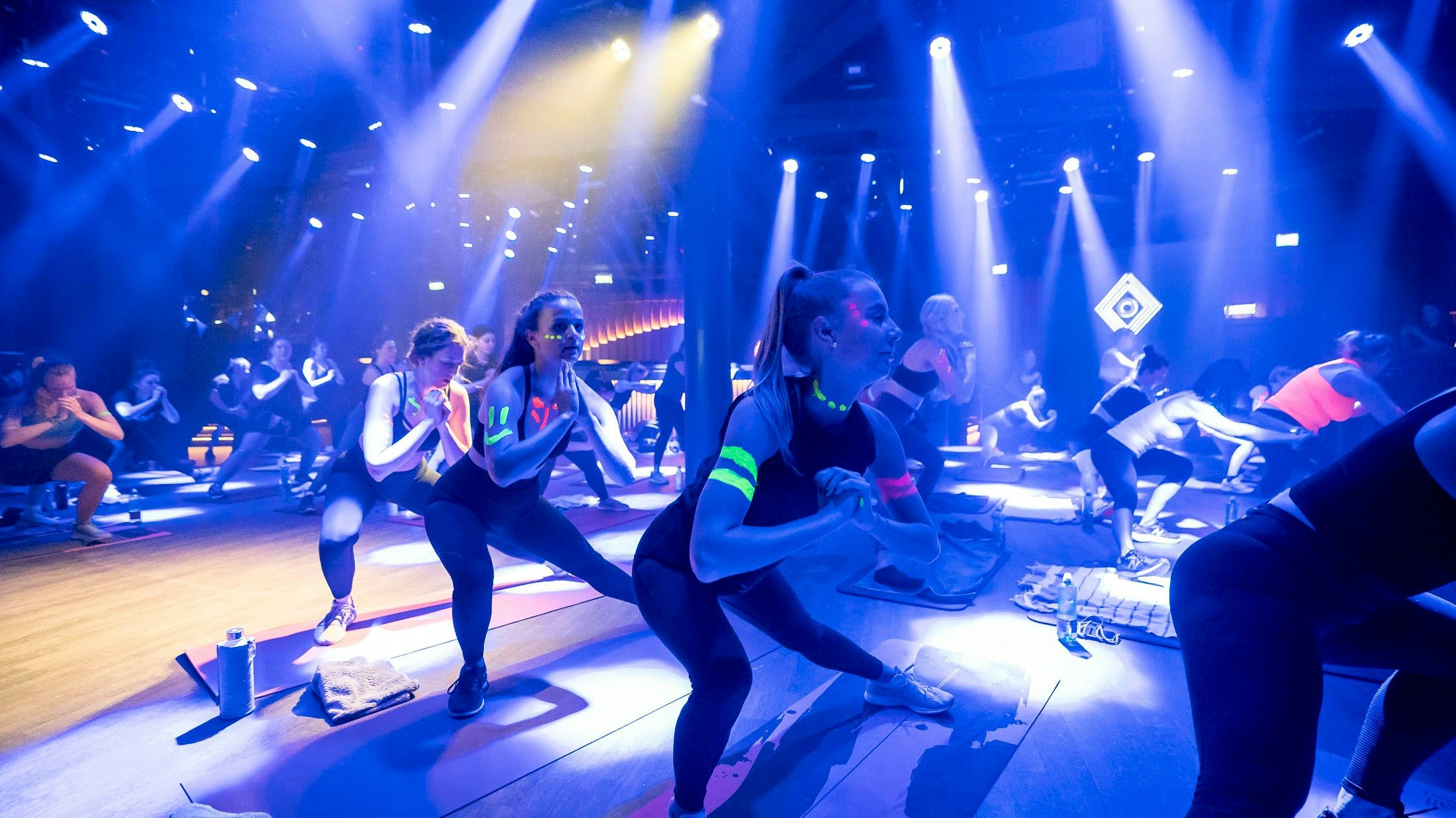 disco training im o-klub bei der staatsoper, fitness, tanzen, workout, sport, neon, 20220517 foto: helmut graf/tageszeitung heute