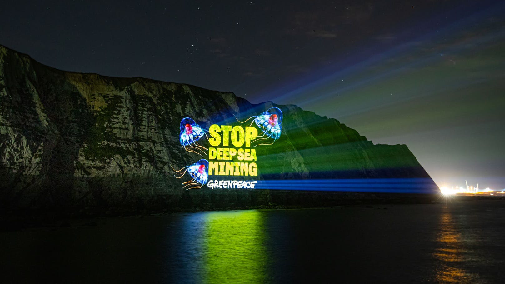 Greenpeace-Protest gegen Tiefseebergbau vor der Küste Englands, bei den White Cliffs of Dover.