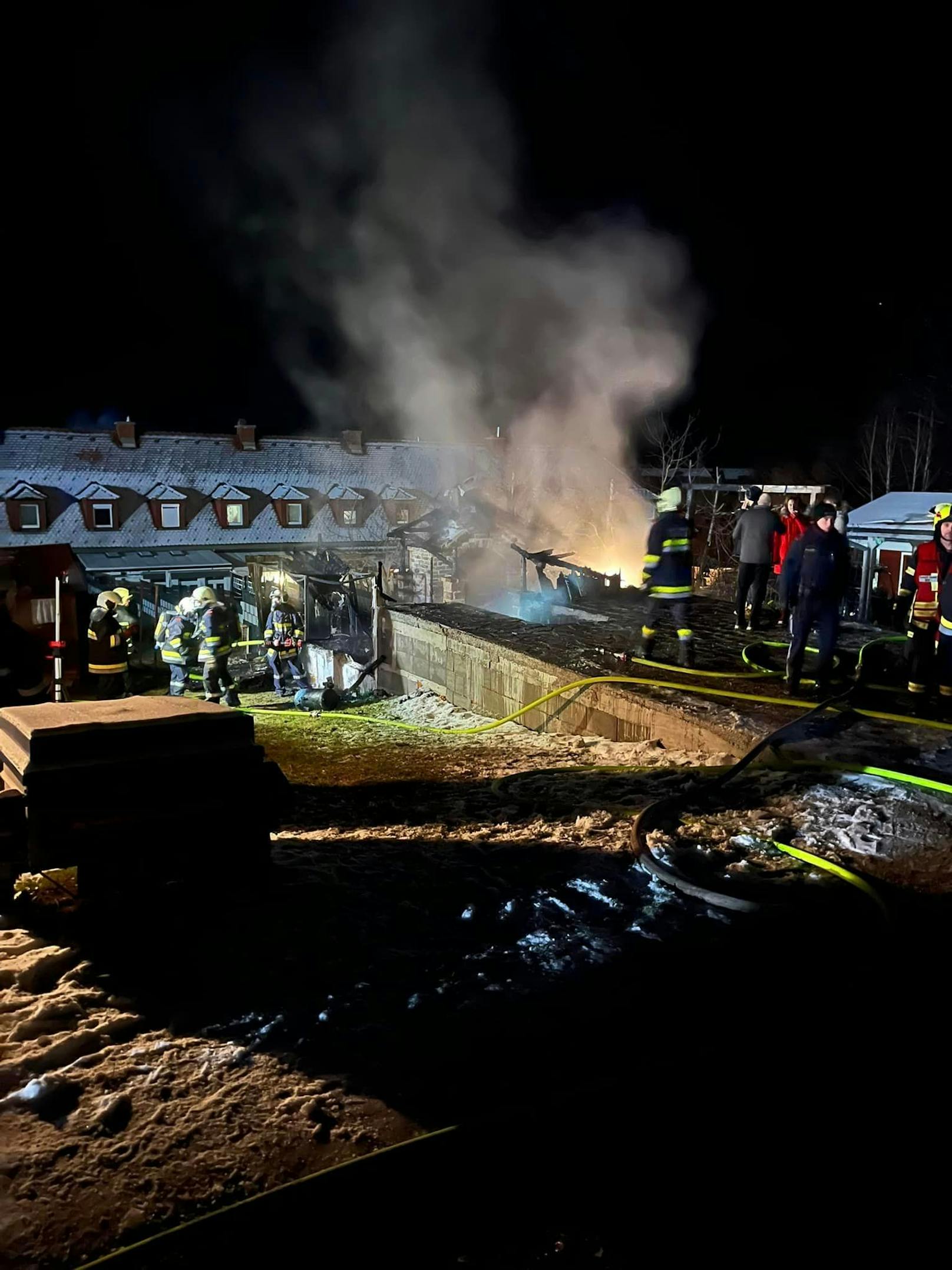 Beim Eintreffen des ersten Einsatzfahrzeugs wurde schnell klar, dass die Hütte bereits in Vollbrand stand.