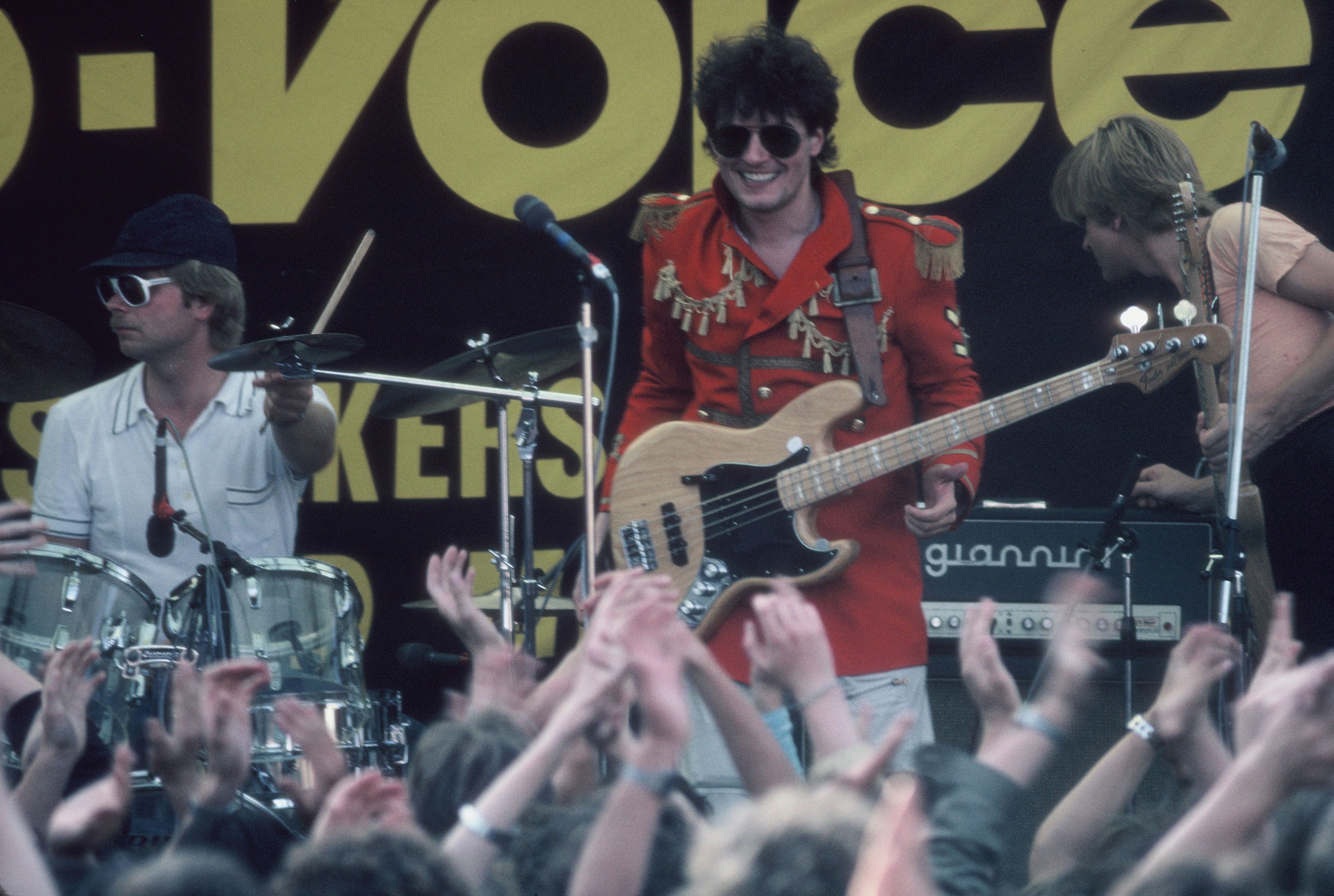 Falcos E-Bass wird versteigert. Den spielte er mit Drahdiwaberl, wie etwa 1981 in der Wiener Arena.