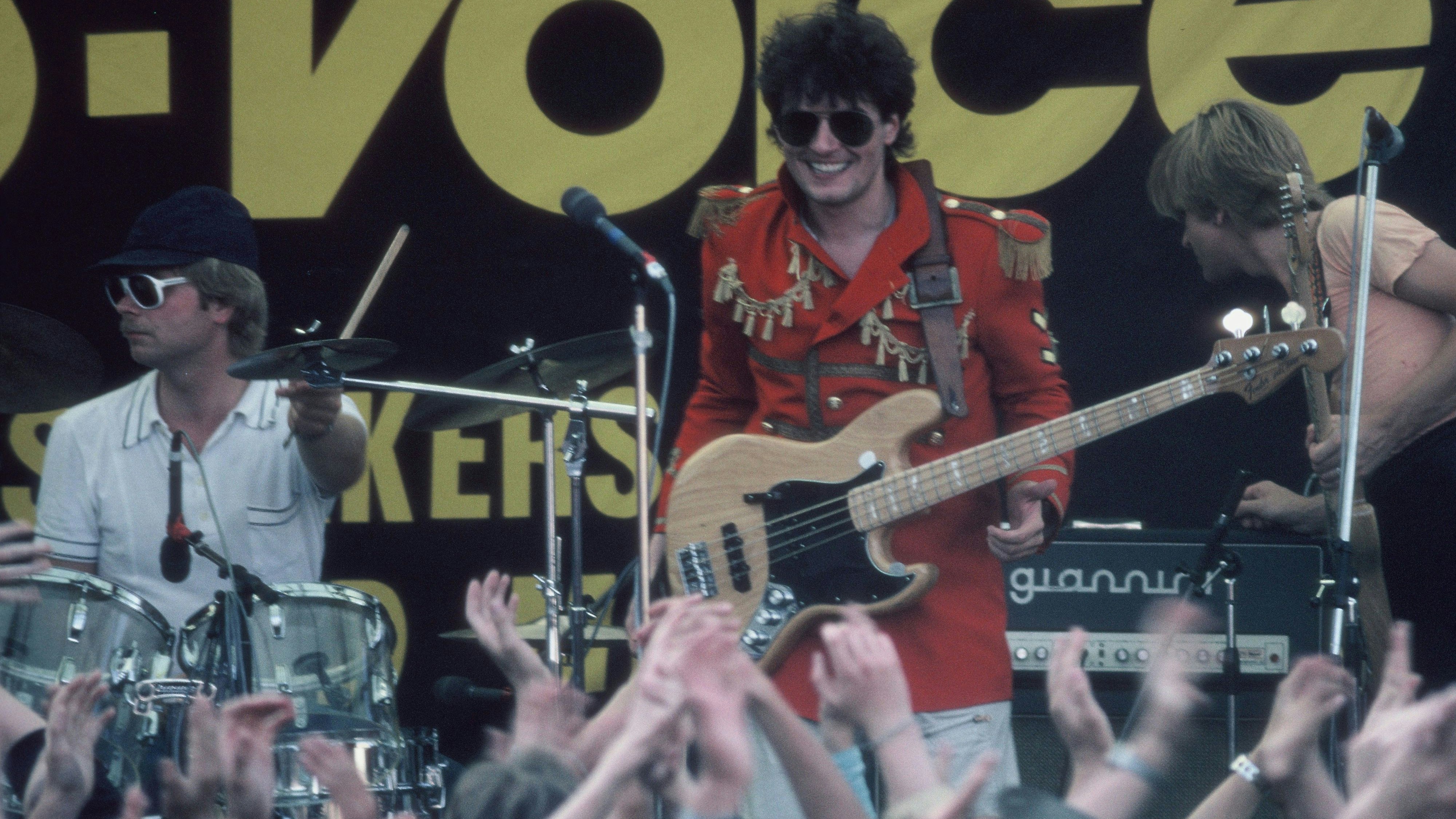 Falcos E-Bass wird versteigert. Den spielte er mit Drahdiwaberl, wie etwa 1981 in der Wiener Arena.