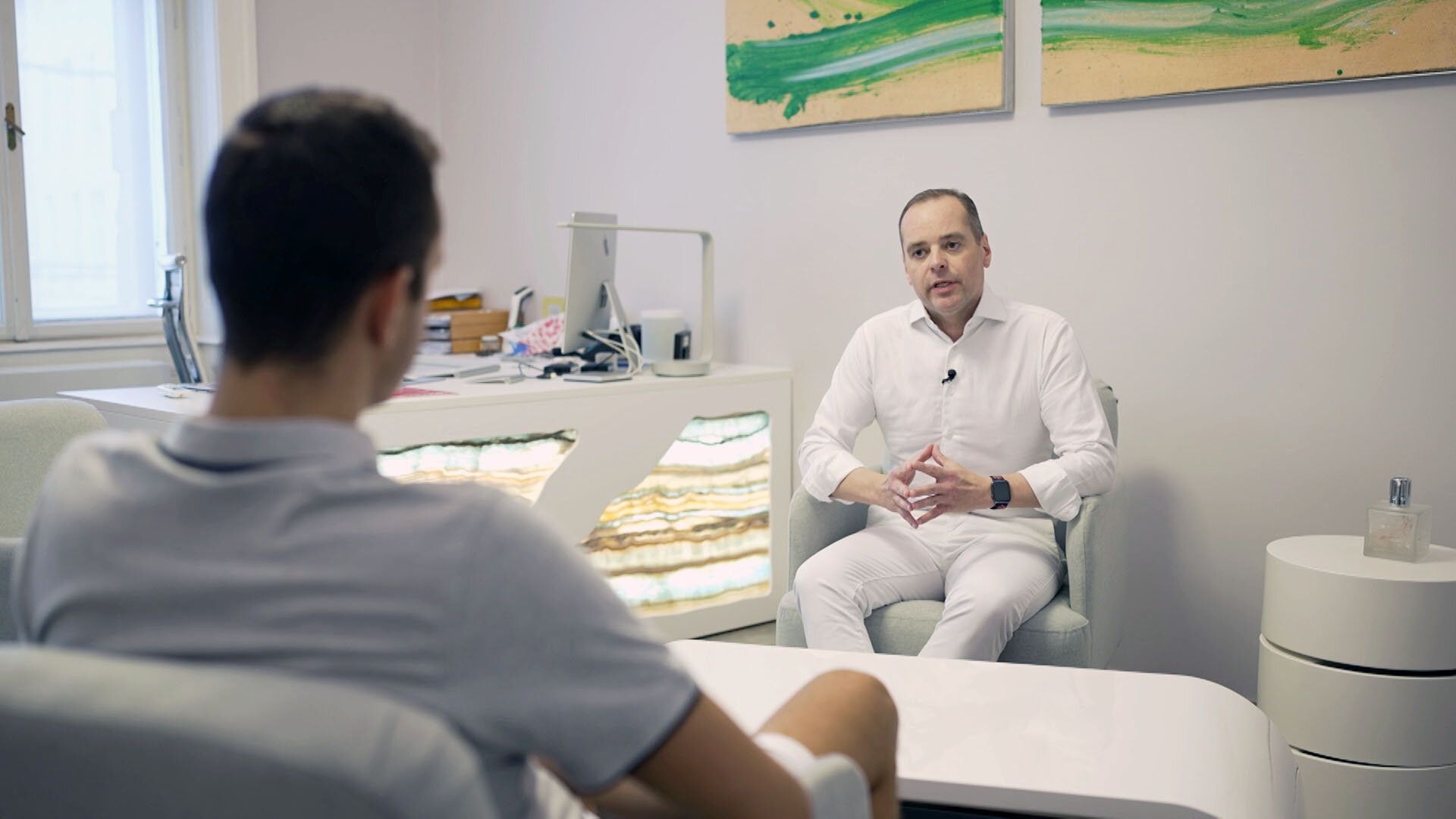 Vor der Penis-Vergrößerung lässt sich Max (l.) ausführlich medizinisch beraten.