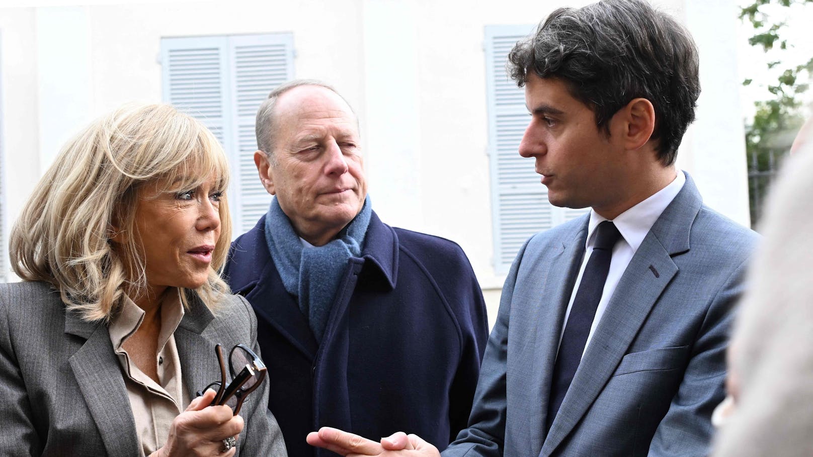 Zwei, die sich mögen: Im November besucht Gabriel Attal (damals noch Bildungs- und Jugendminister) mit First Lady Brigitte Macron eine Pariser Schule. Anlass war der Aktionstag gegen Mobbing. 