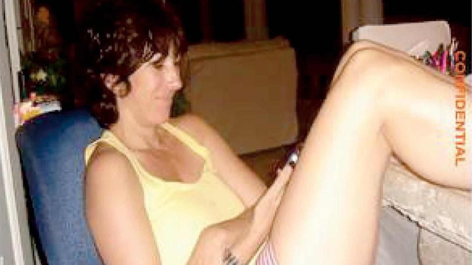 Ein Foto zeigt eine leger gekleidete Maxwell, die ihre Füße auf einem Esstisch abstützt. Sie wurde 2022 wegen Beihilfe zum sexuellen Missbrauch minderjähriger Mädchen zu 20 Jahren Haft verurteilt.