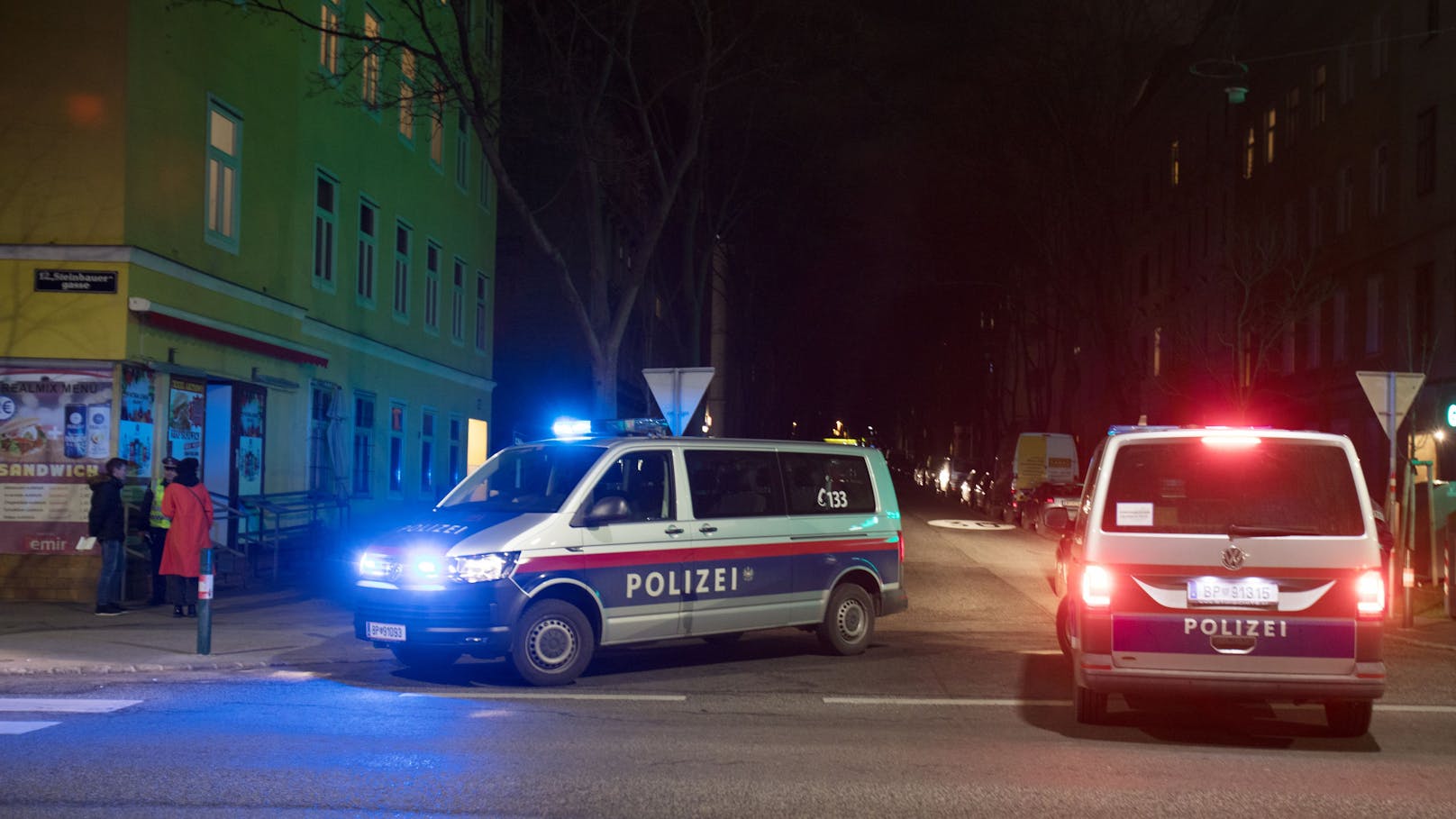 Mann bei Straßenbahnstation in Wien mit Messer verletzt