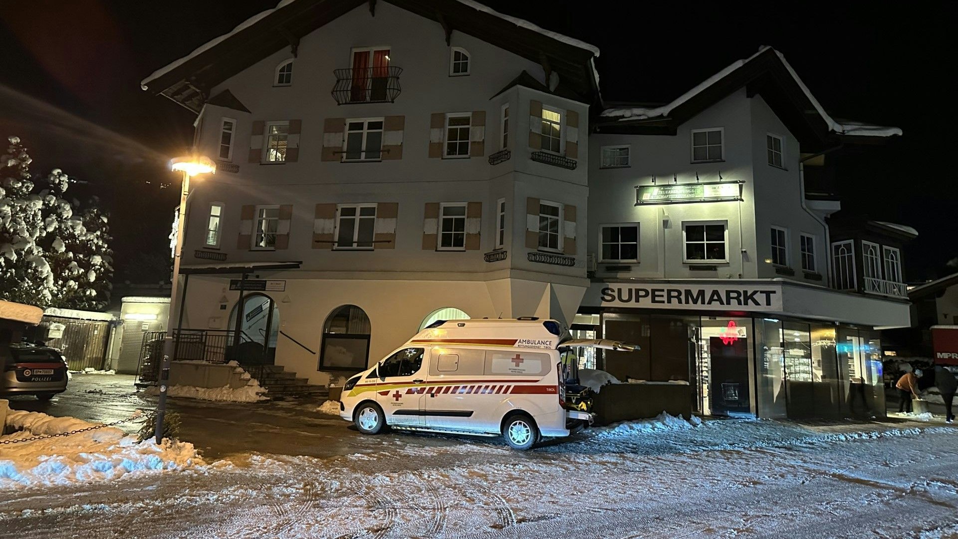Am 08.01.2024, gegen 17:10 Uhr, kam es zu einer Reanimation eines 3-jährigen Bubes in einer Wohnung in Kirchberg. Der Bub hantierte an einer im Wohnbereich befindlichen Stehlampe, geriet dabei vermutlich in den Stromkreis und verlor das Bewusstsein. Das Kind wurde noch an Ort und Stelle Reanimiert und mit dem Notarzthubschrauber „C4“ in die Klinik geflogen.