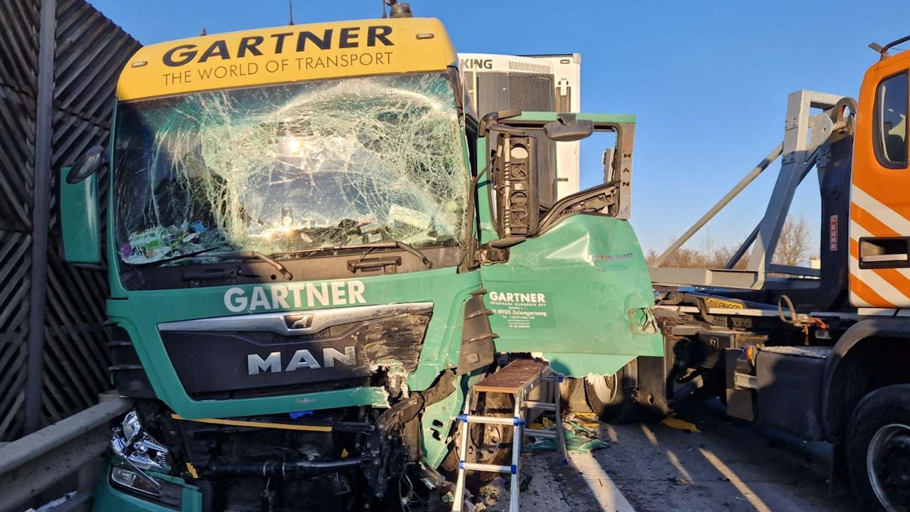 Heute.at - Gegen ASFINAG-Auto! Lkw-Lenker im Wrack eingeklemmt