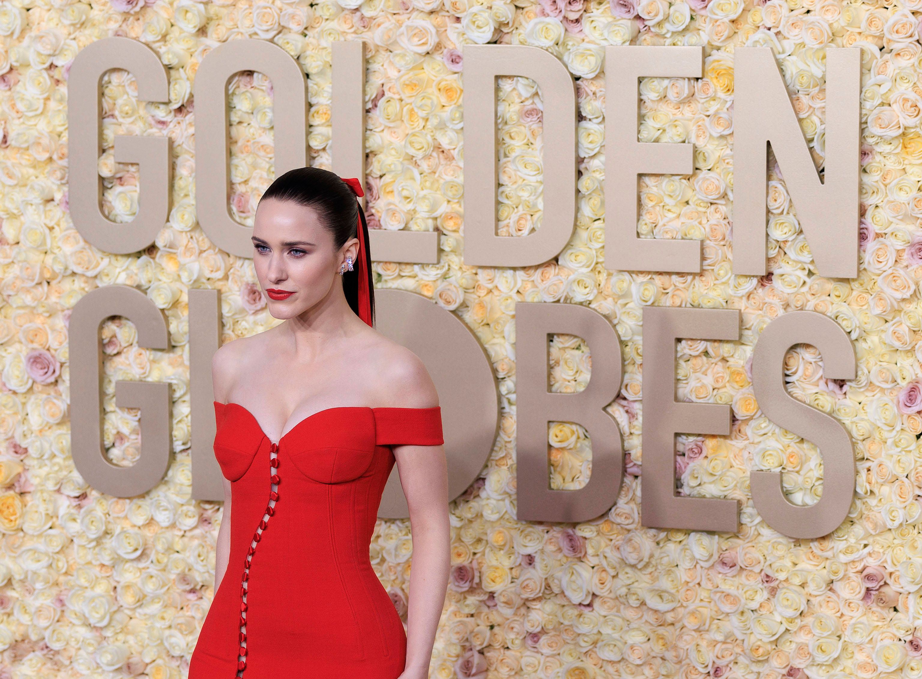 Rachel Brosnahan trug am Red Carpet in Beverly Hills Swarovski am Ohr.