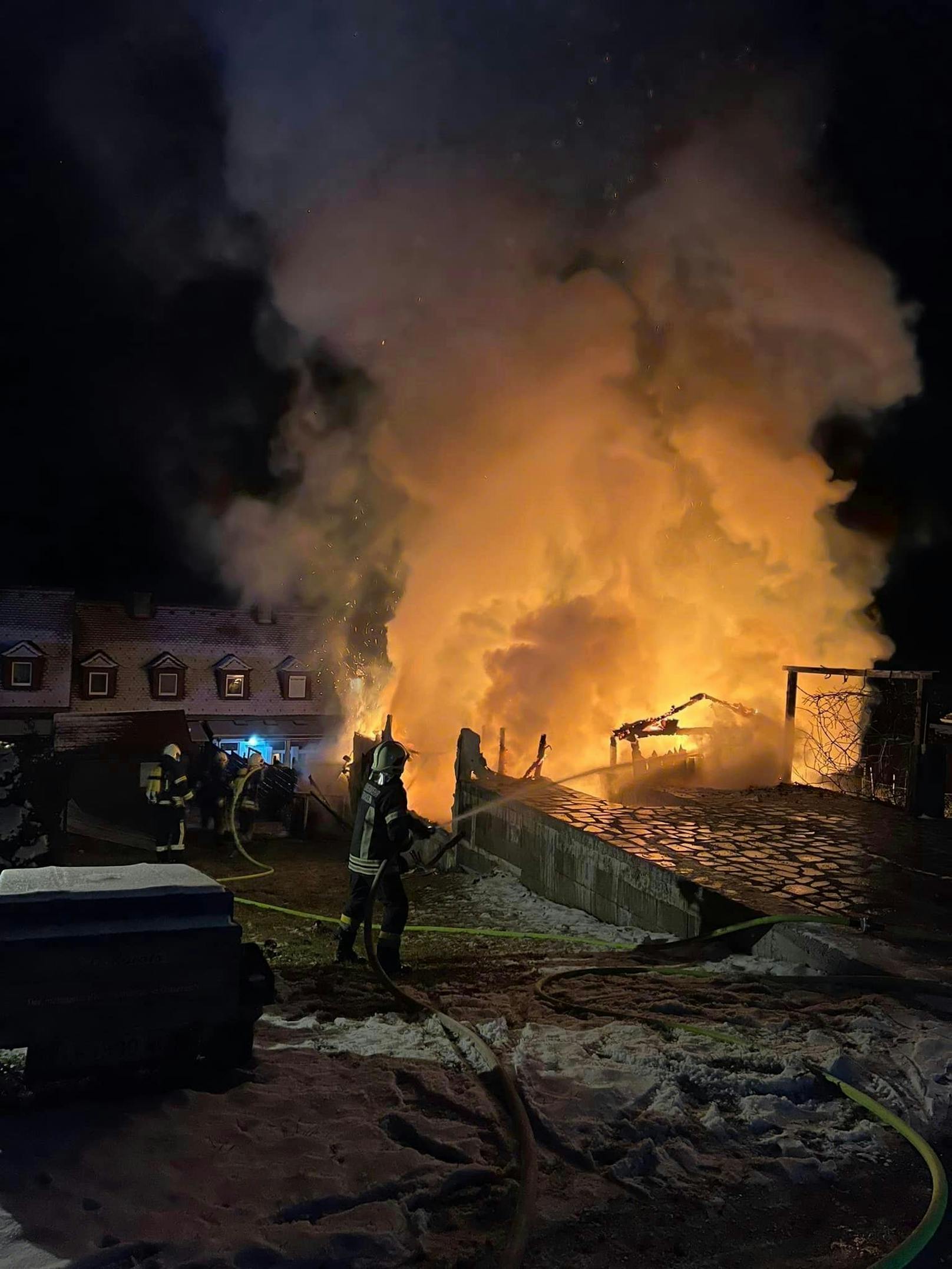 In einer dramatischen Nachtaktion kämpften 41 Feuerwehrleute aus Traisen-Markt gegen einen heftigen Hüttenbrand in Traisen.