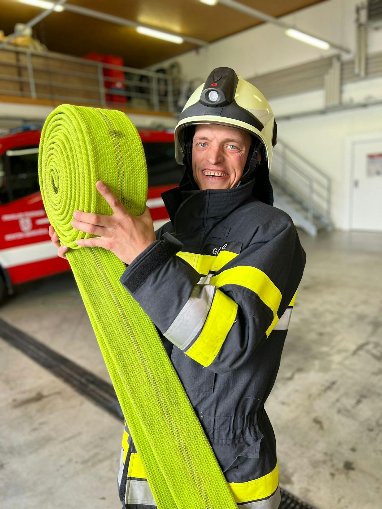 Ebenfalls nach der großen Liebe suchen der 40-jährige Gerhard aus der Steiermark (Bezirk Graz-Umgebung), der leidenschaftlich bei der Freiwilligen Feuerwehr immer da ist, wenn er gebraucht wird...