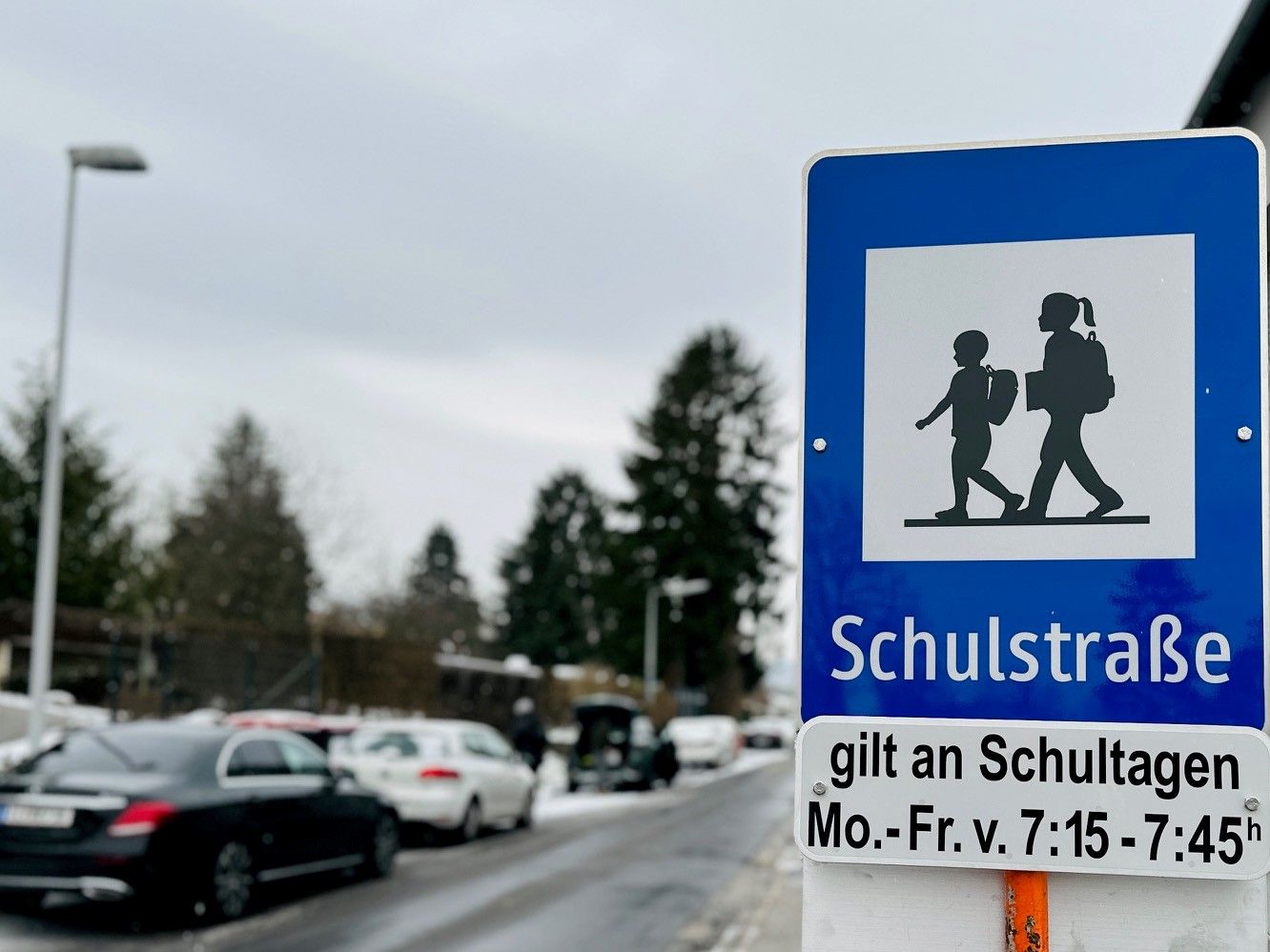 Die Straße vor einer Linzer Volksschule ist seit dieser Woche morgens für den Verkehr gesperrt.