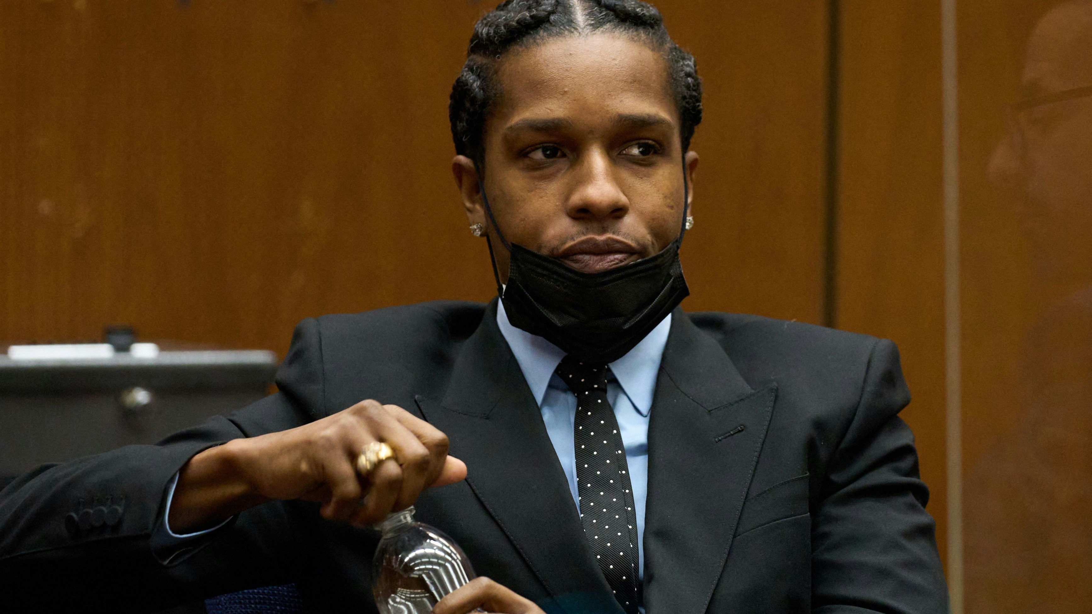 Download von www.picturedesk.com am 09.01.2024 (08:32).  (FILES) Rakim Mayers, aka A$AP Rocky, sits in the Clara Shortridge Foltz Criminal Justice Center during a preliminary hearing in his assault with a semiautomatic firearm case in Los Angeles, California, on November 20, 2023. Rapper ASAP Rocky pleaded not guilty on January 8, 2024 to charges that he pulled a gun on a former friend and artistic colleague during an argument in Hollywood. (Photo by ALLISON DINNER / POOL / AFP) - 20231120_PD12783 - Rechteinfo: Rights Managed (RM) Nur für redaktionelle Nutzung! Werbliche Nutzung erfordert Freigabe: bitte schicken Sie uns eine Anfrage.