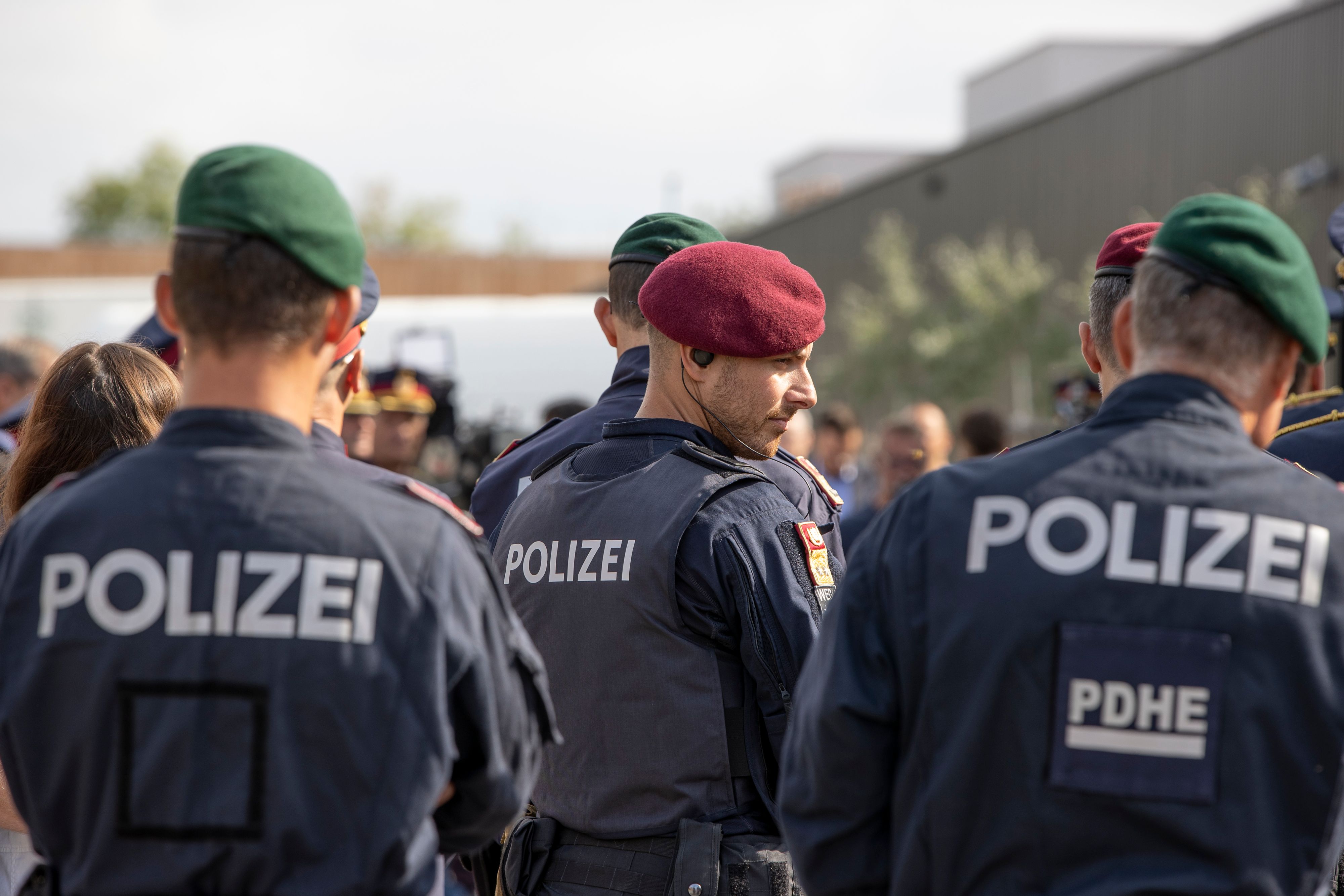 Der Schutz von stark gefährdeten Gebäuden wird derzeit fast ausschließlich durch Überstunden bei regulären Beamten aufrecht erhalten.