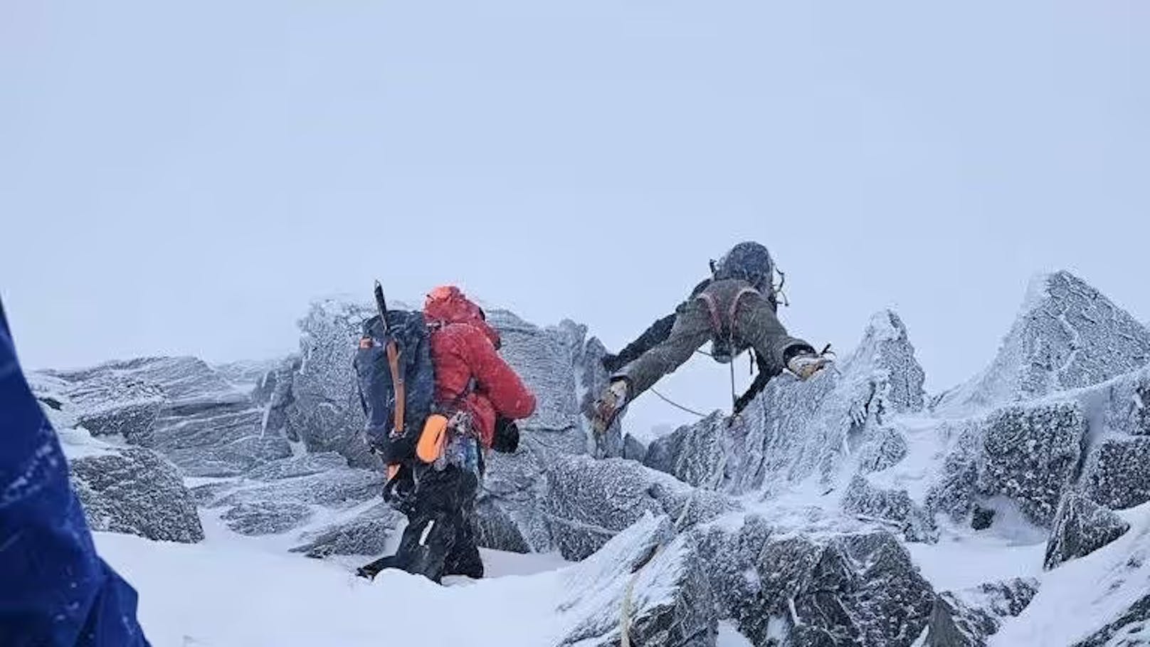 Zwölf Bergretter und ein Alpinpolizist machten sich auf den Weg zu den Männern. Nach 15 Stunden konnten sie unterkühlt gerettet werden.