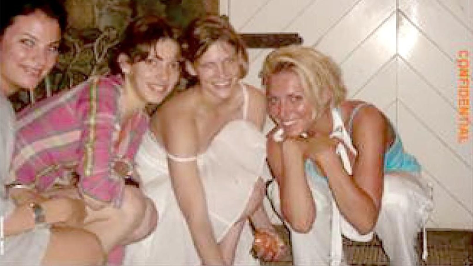 Die Fotos von jungen Mädchen und Frauen wurden laut Gerichtsdokumenten 2006 auf Jeffrey Epsteins privater Karibikinsel aufgenommen und zeigen auch die Anklägerin Sarah Ransome.