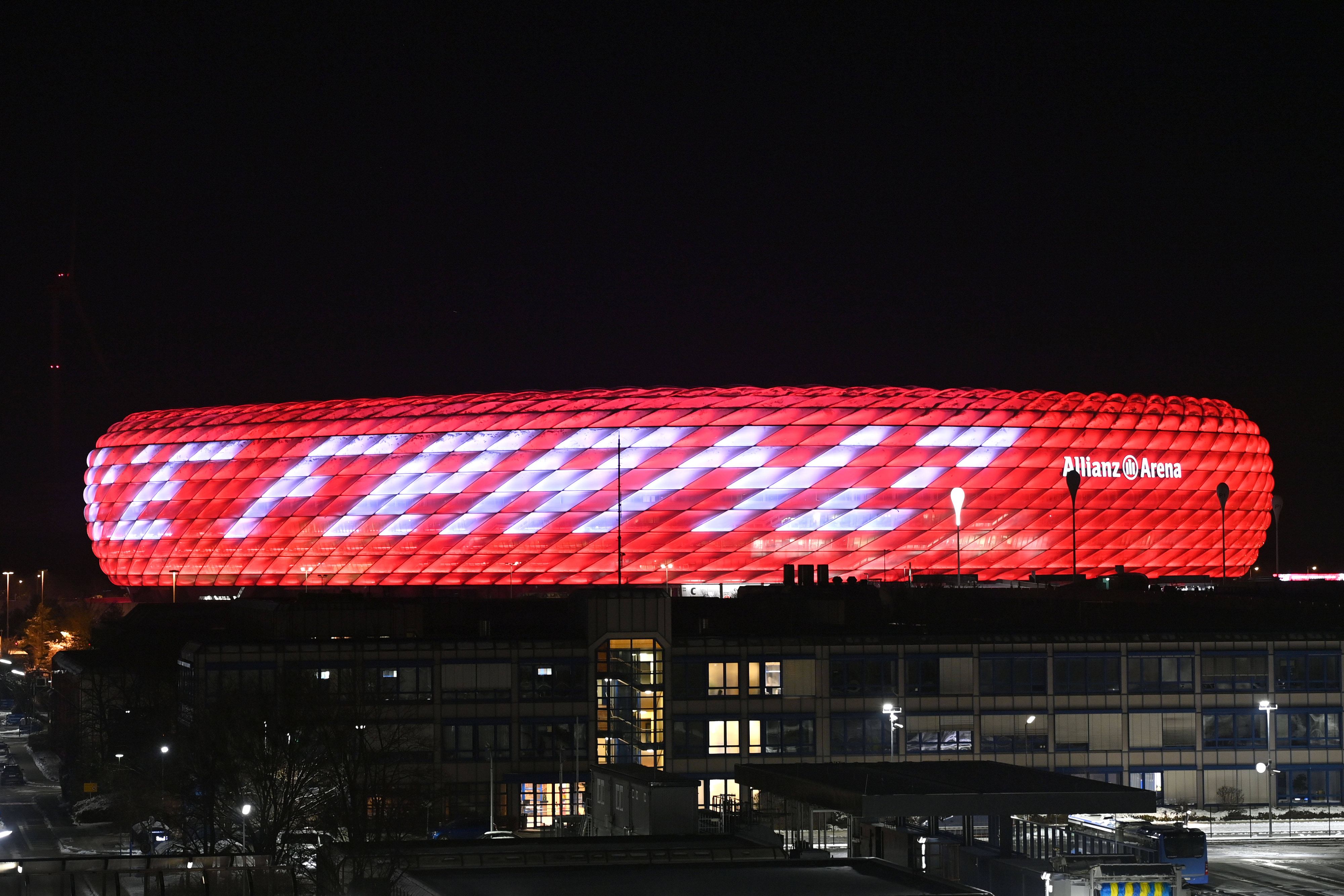 Zu Ehren von Franz Beckenbauer wurde die Allianz Arena beleuchtet.
