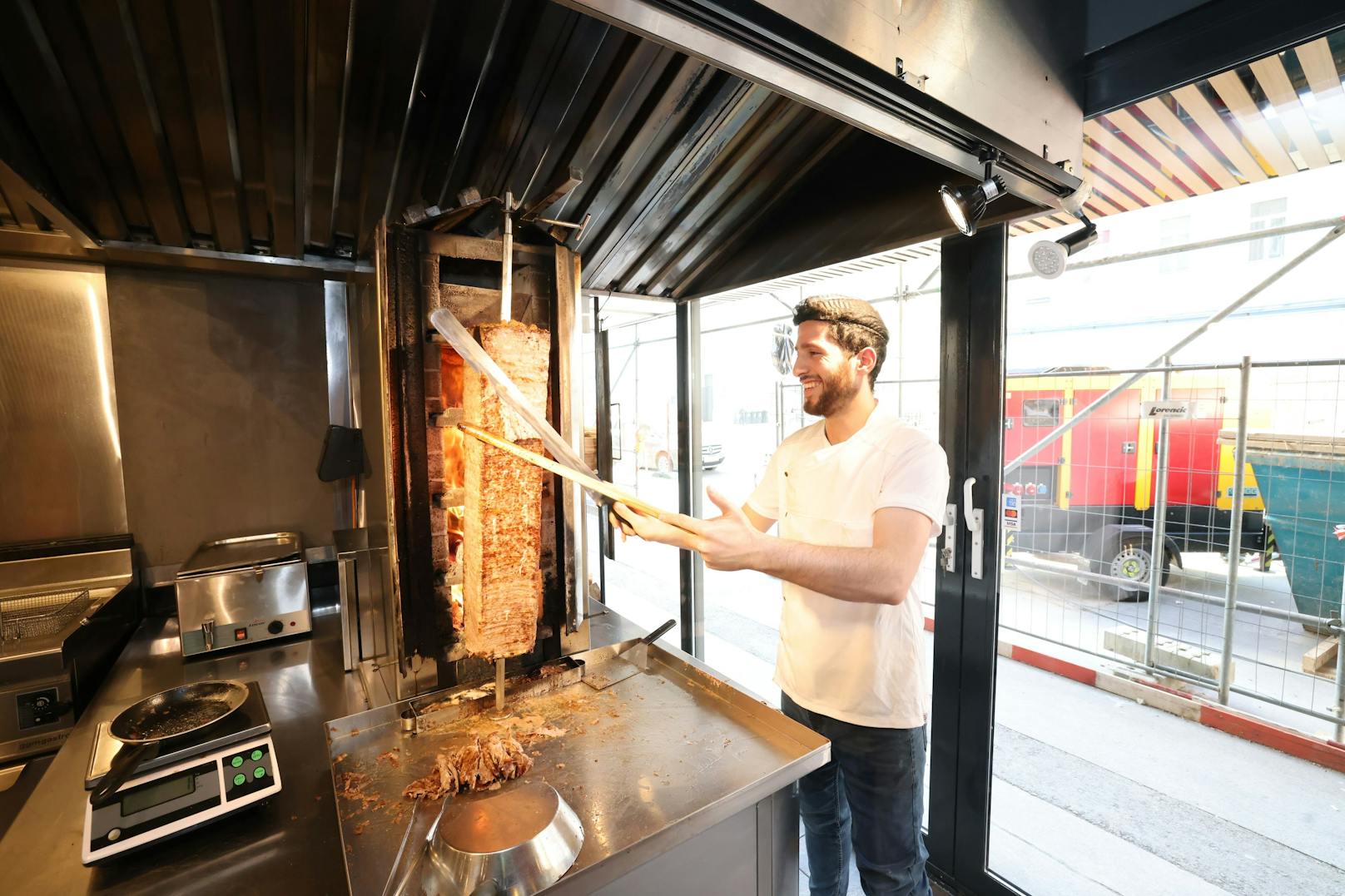 Feines Raucharoma trifft auf orientalische Klassiker: Täglich drehen sich nun bei "Steak Döner" an der Taborstraße 22 (Wien-Leopoldstadt) 90 Kilo feinste Rindersteaks auf dem Drehspieß