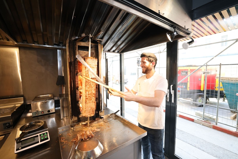 Feines Raucharoma trifft auf orientalische Klassiker: Täglich drehen sich nun bei "Steak Döner" an der Taborstraße 22 (Wien-Leopoldstadt) 90 Kilo feinste Rindersteaks auf dem Drehspieß
