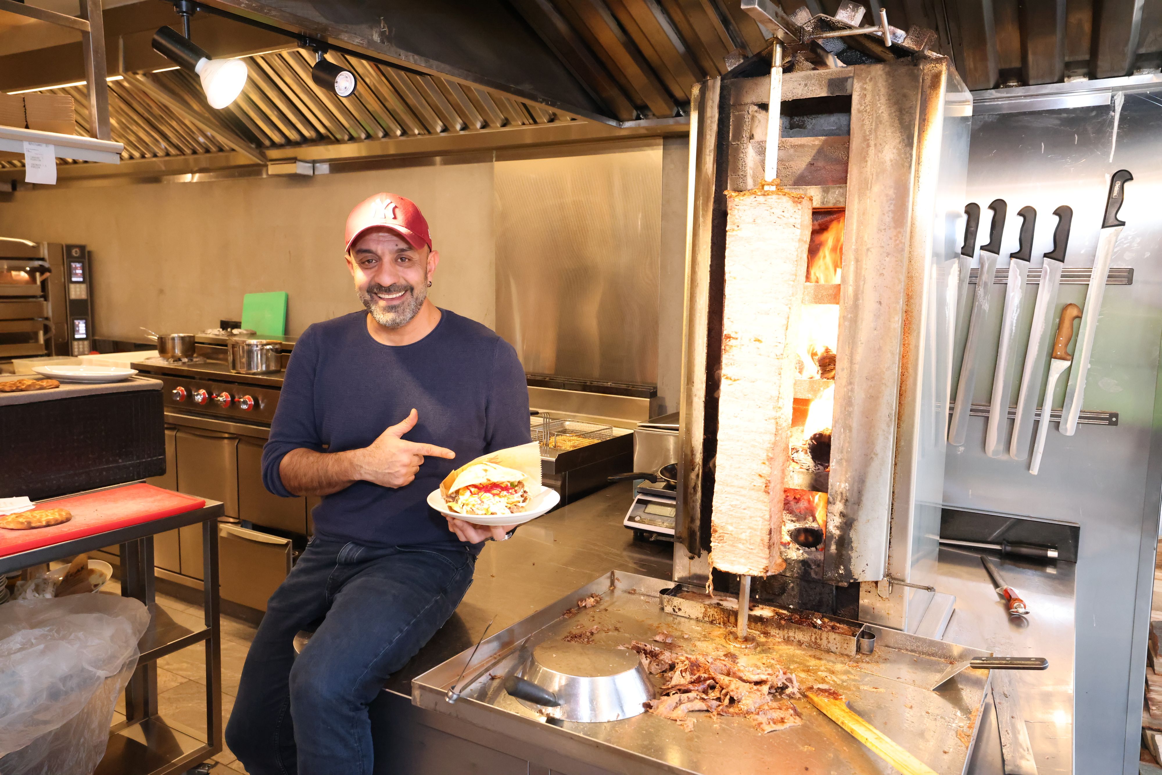90 Kilo Rindersteak kommen täglich auf den Spieß. Steak-Döner-Betreiber Ufuk Sezer: 