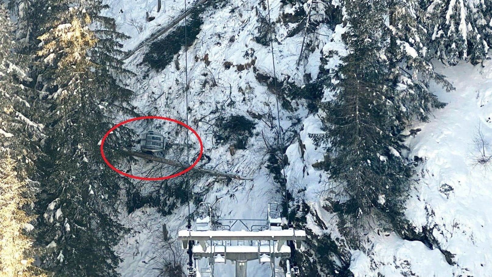 Fotos zeigen die abgestürzte Gondel in Tirol.
