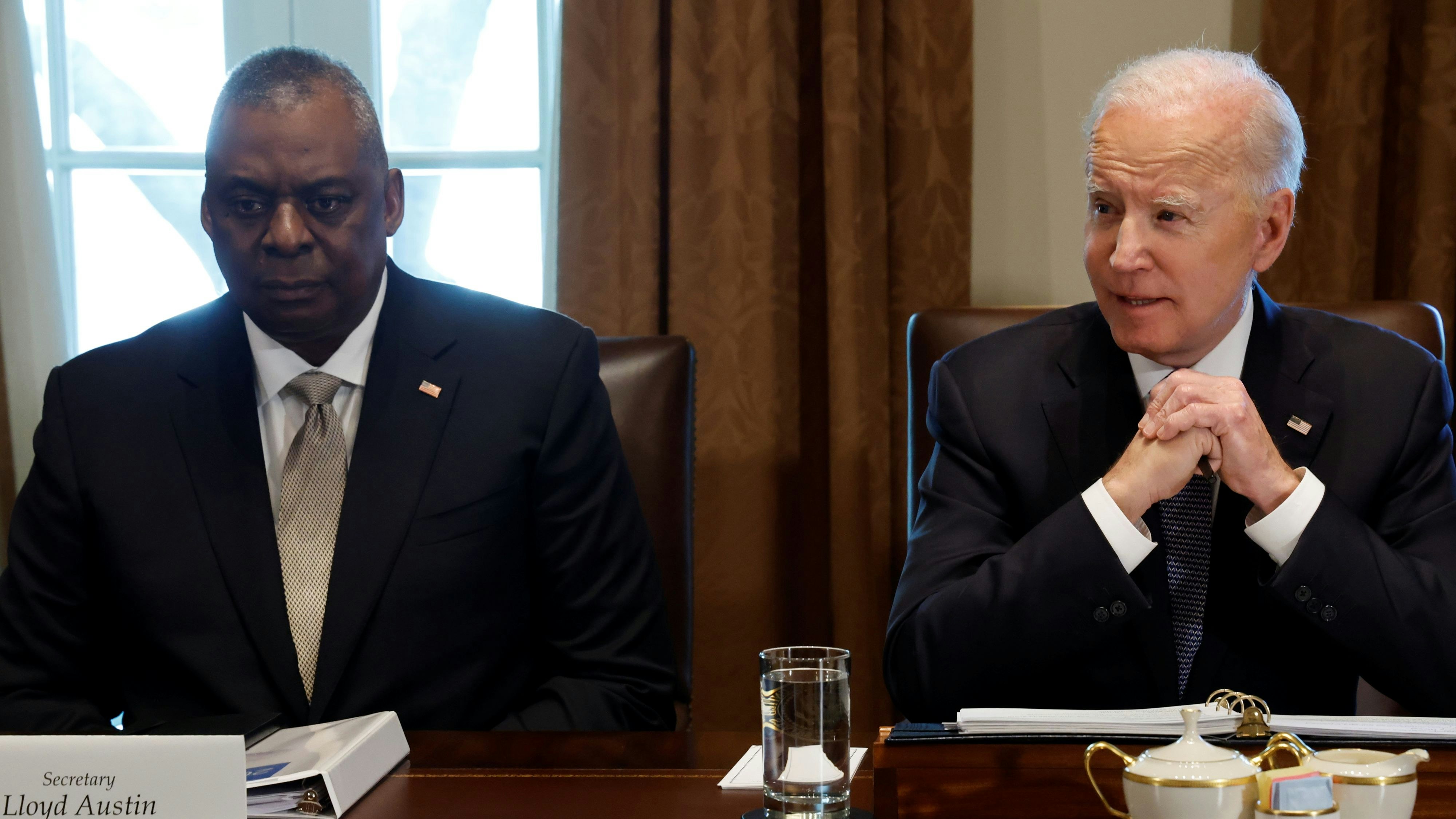 U.S. President Joe Biden is flanked by U.S. Defense Secretary Lloyd Austin as he meets with military leaders in the Cabinet Room at the White House in Washington, U.S., April 20, 2022. REUTERS/Jonathan Ernst
