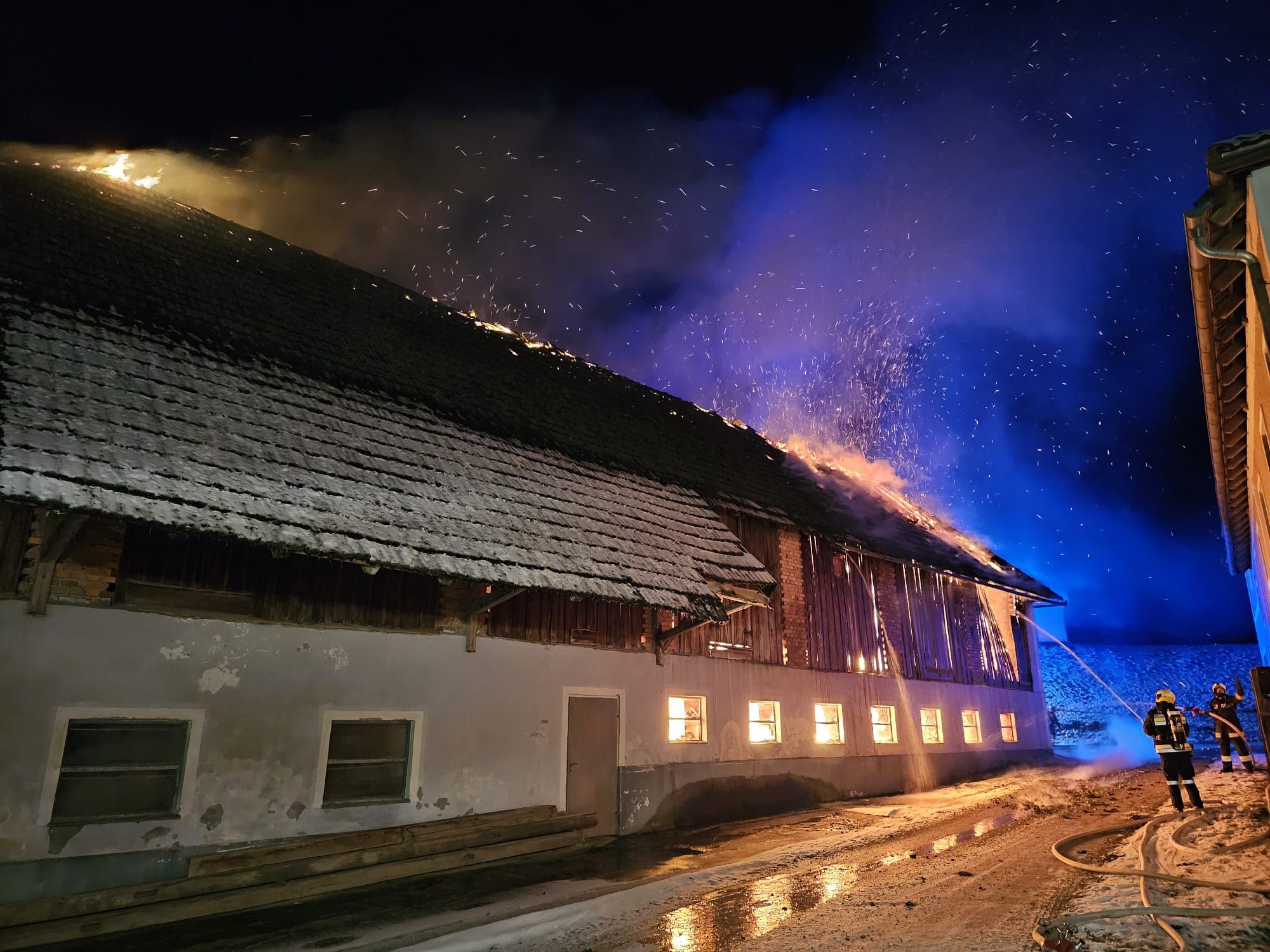Ein Bauernhof stand in der Nacht auf Dienstag in Brand.